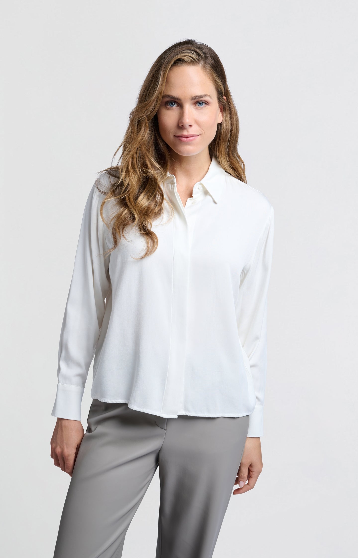 Cropped blouse with long sleeves and button closure