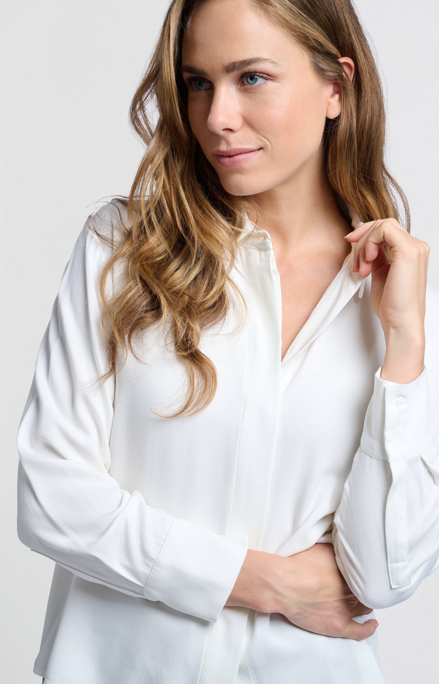 Cropped blouse with long sleeves and button closure