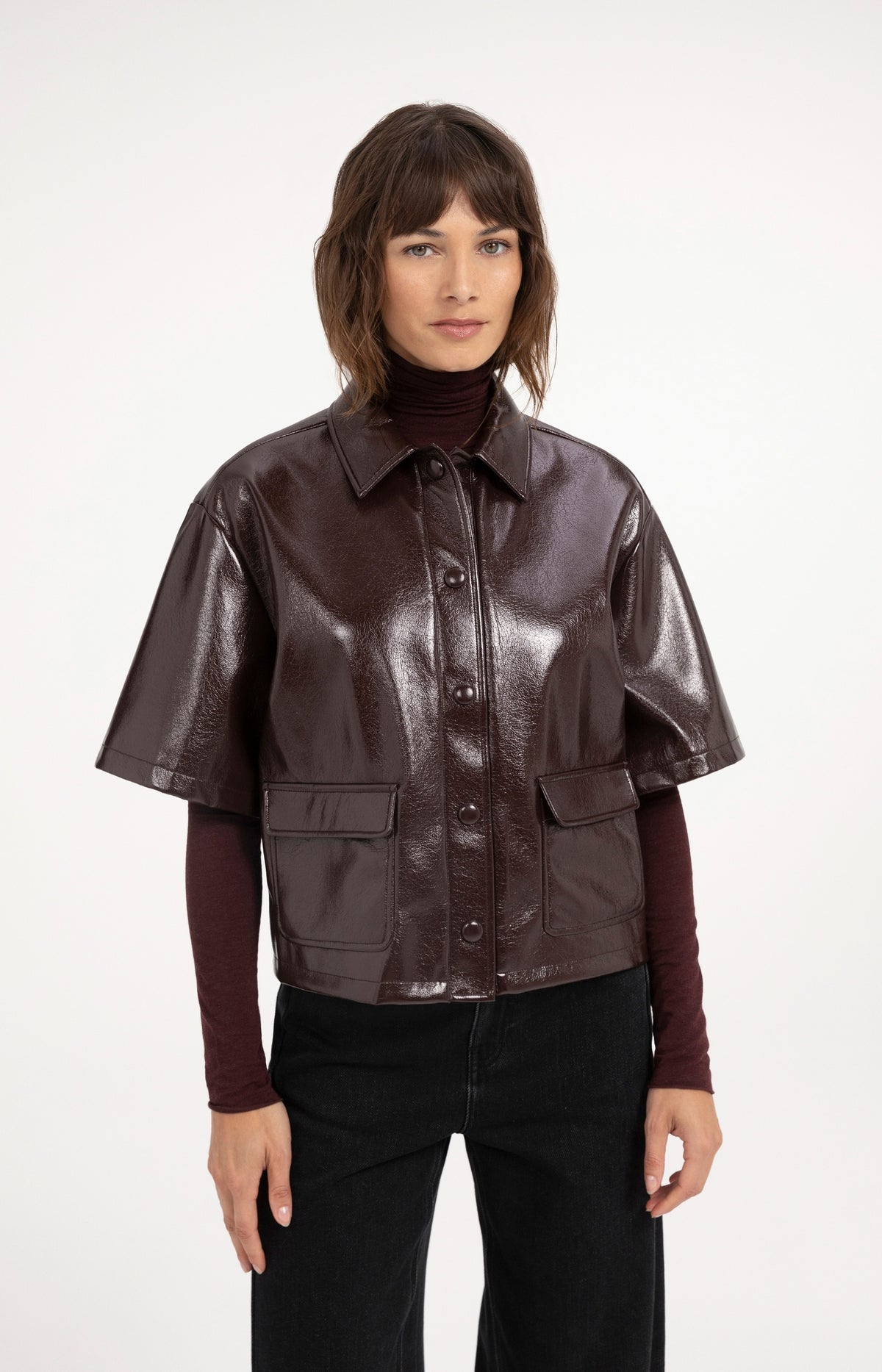 Kurz geschnittene glänzende Jacke aus Lederimitat - Bitter Chocolate Red