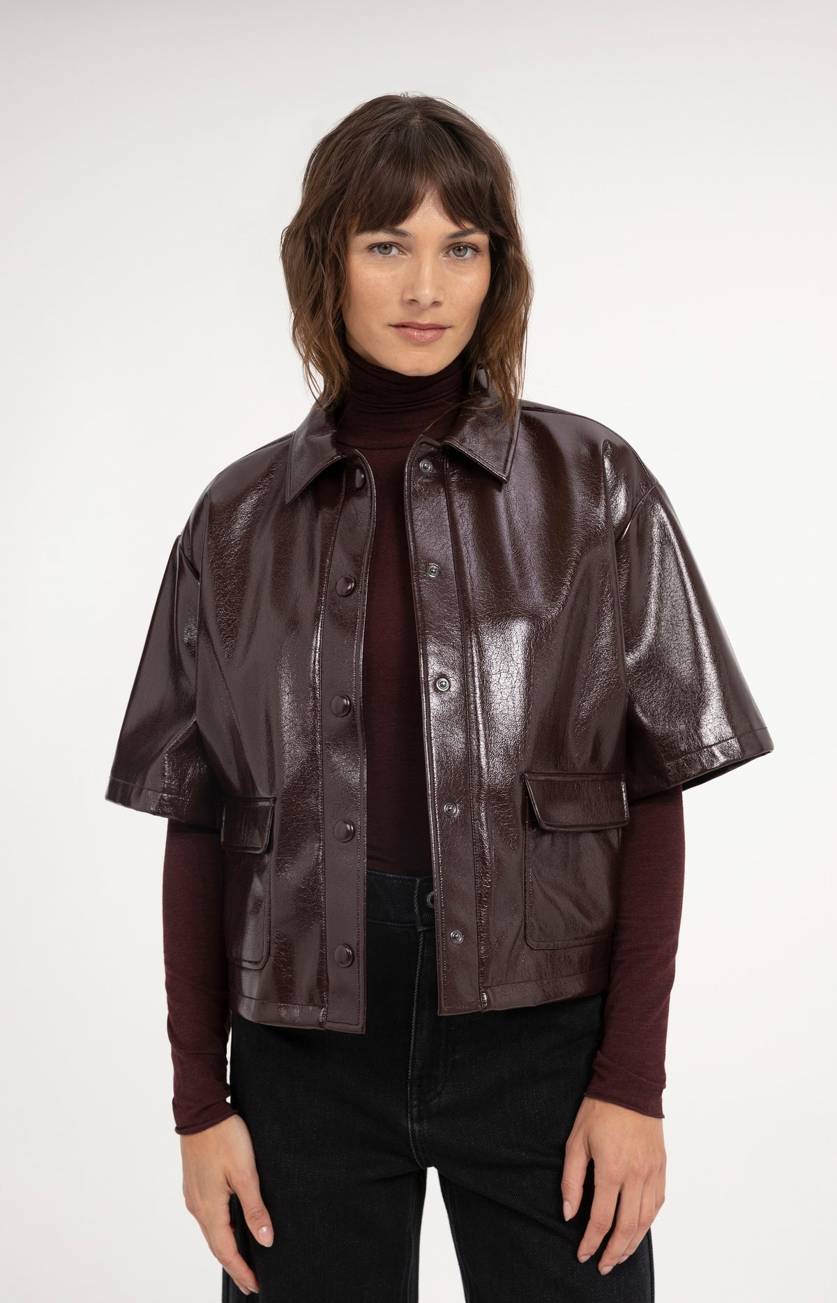Kurz geschnittene glänzende Jacke aus Lederimitat - Bitter Chocolate Red