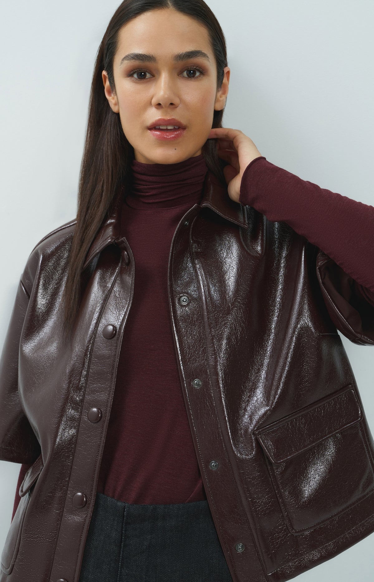 Kurz geschnittene glänzende Jacke aus Lederimitat - Bitter Chocolate Red
