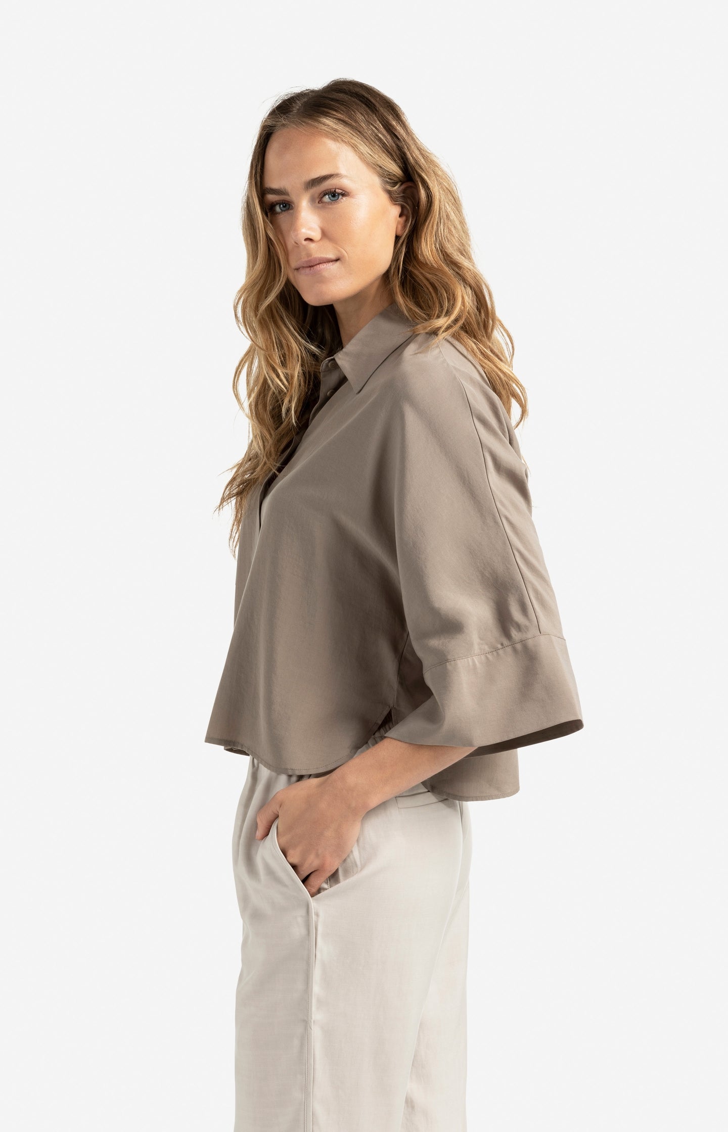 Cropped loose-fit blouse with wide sleeves - Type: lookbook