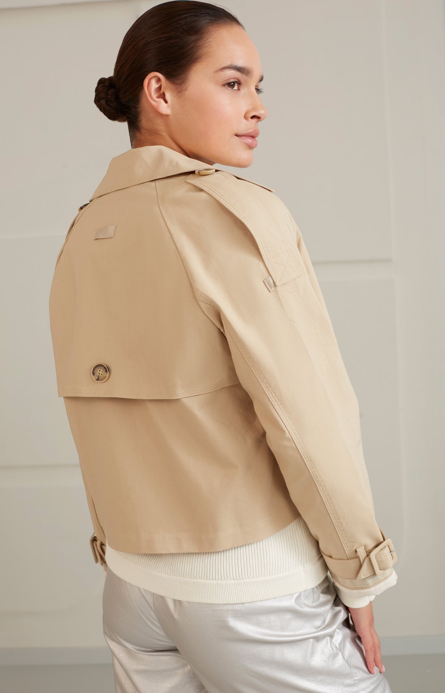 Cropped trench coat with long sleeves and shoulder details