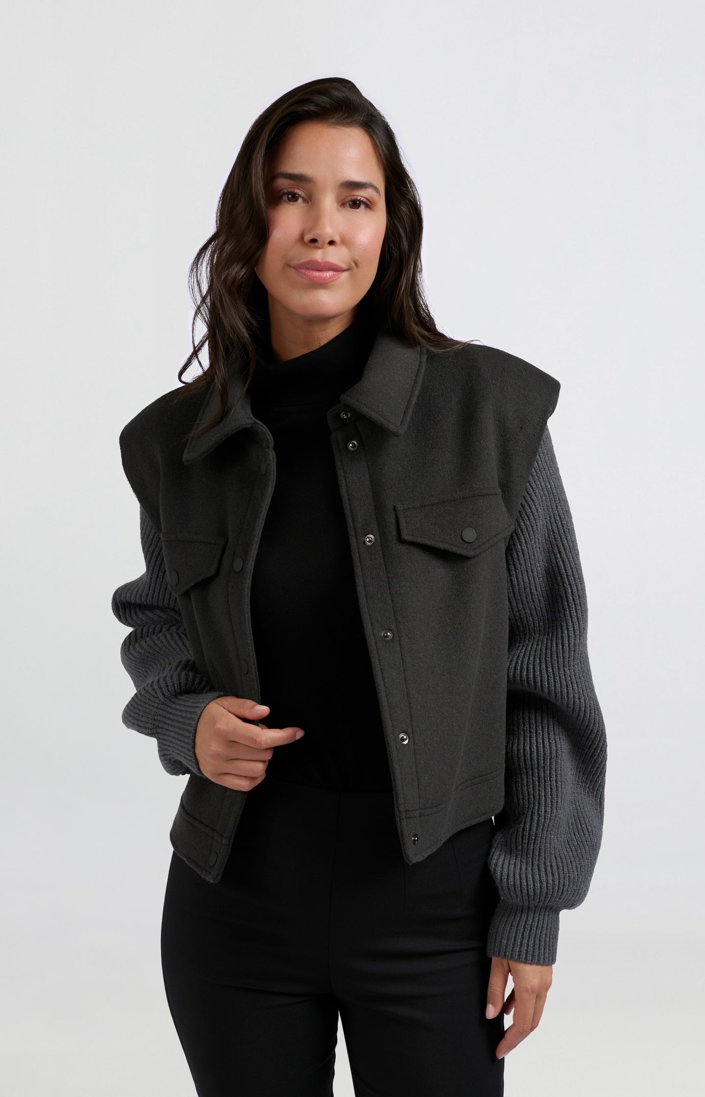 Dark gray coat with long sleeves, collar and button closure - Type: lookbook