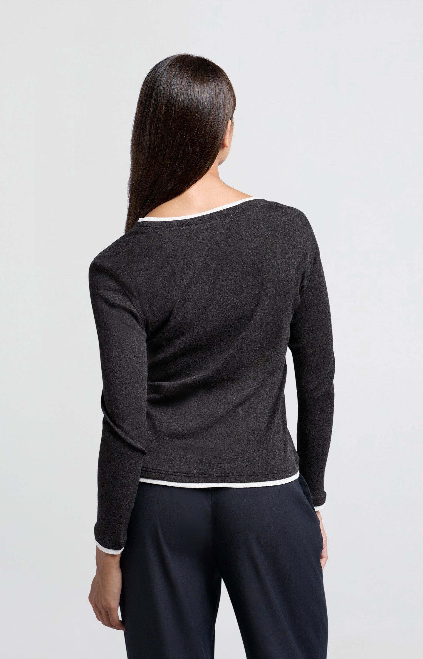 Dark gray top with long sleeves and round neck - Type: lookbook