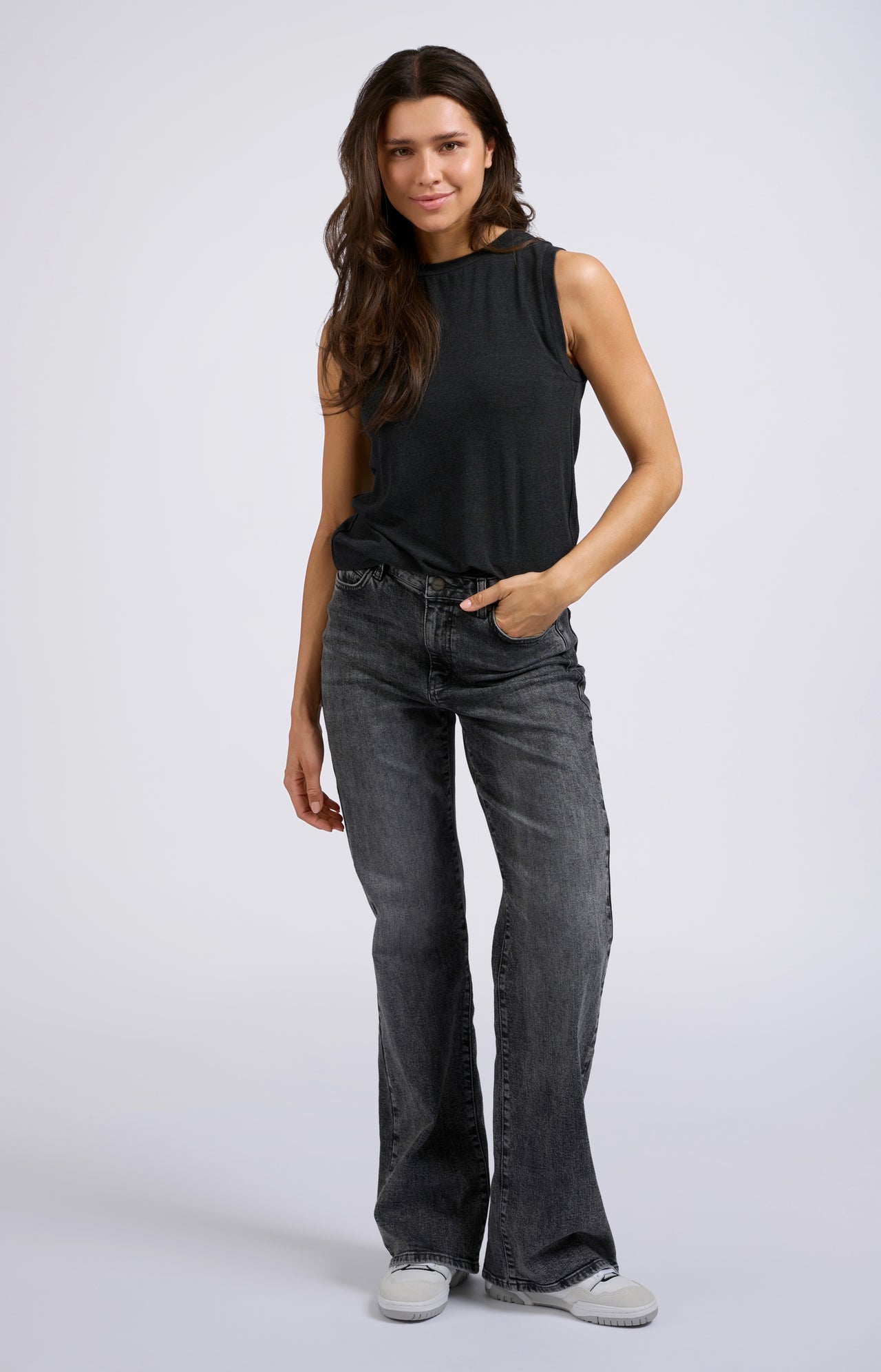 Dark jeans with high waist, wide legs and pockets