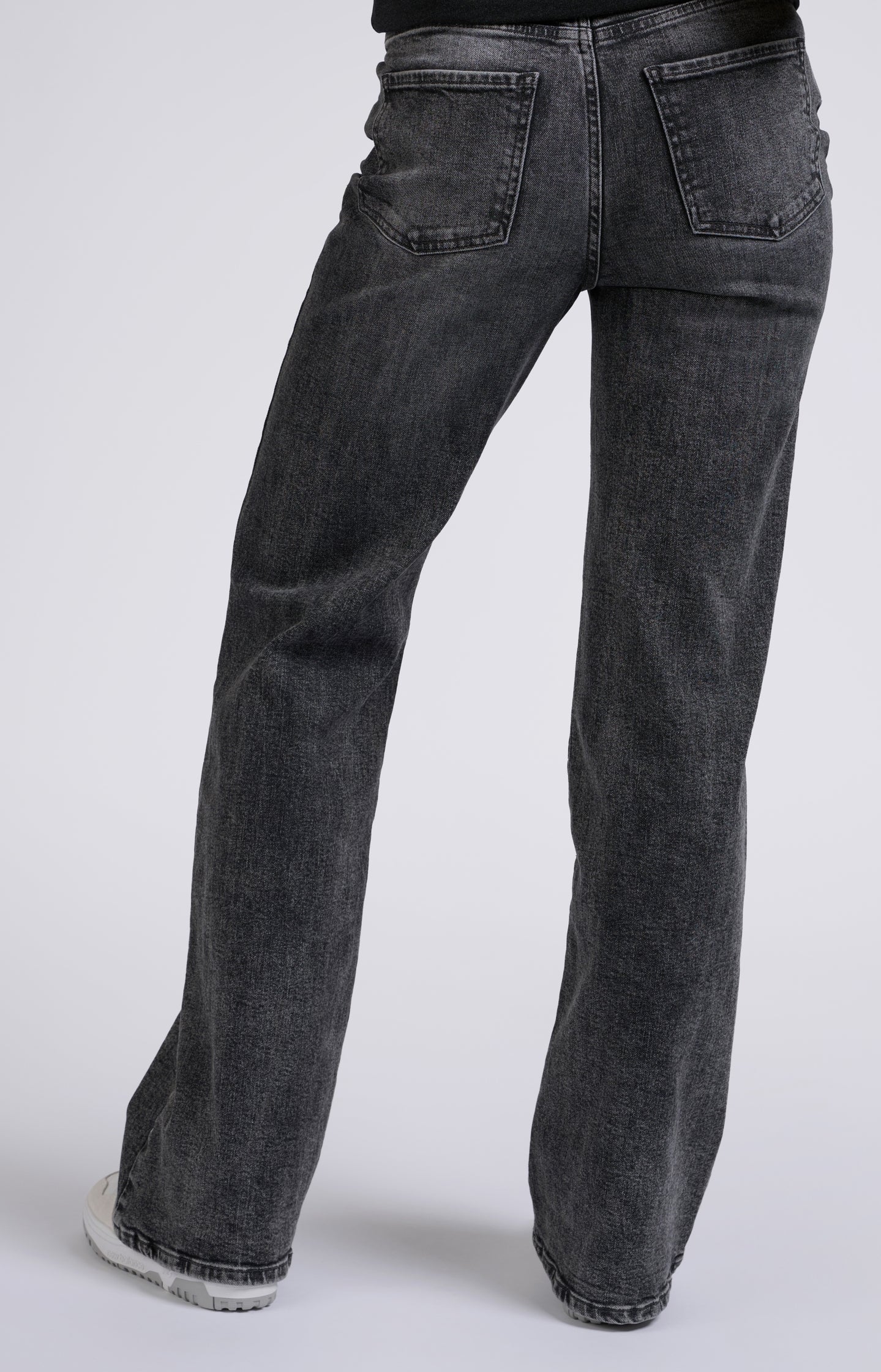 Dark jeans with high waist, wide legs and pockets