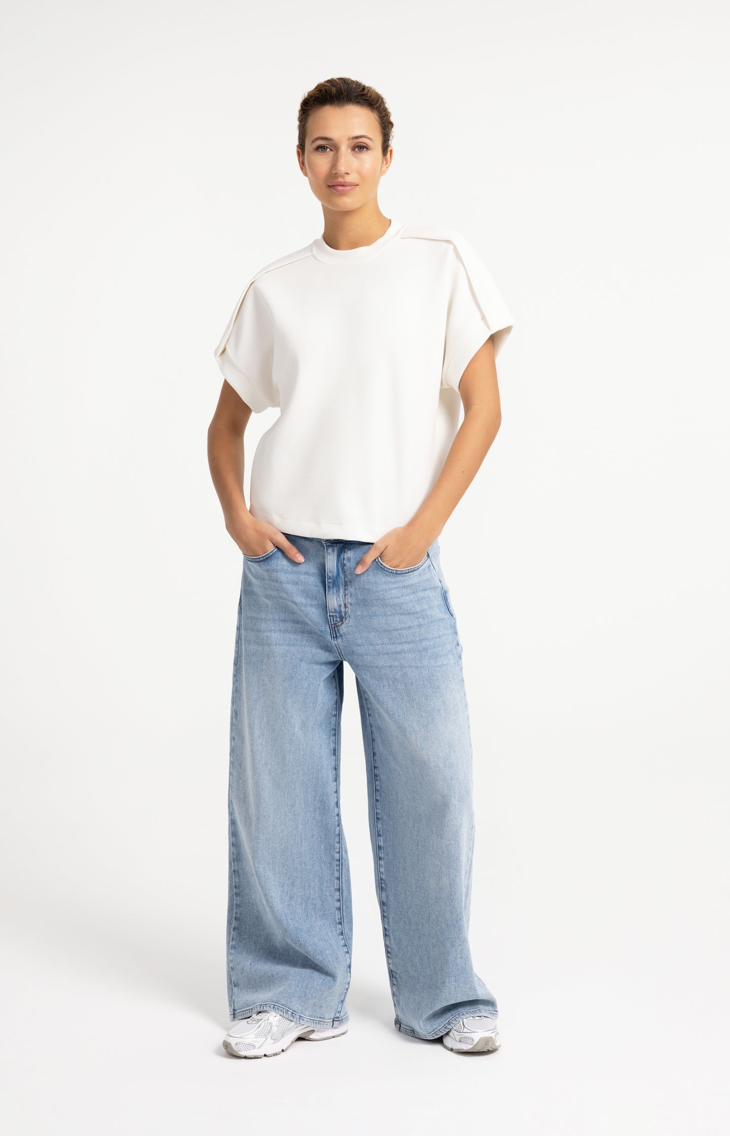 Denim jeans with wide legs and distinctive waistband (L32)