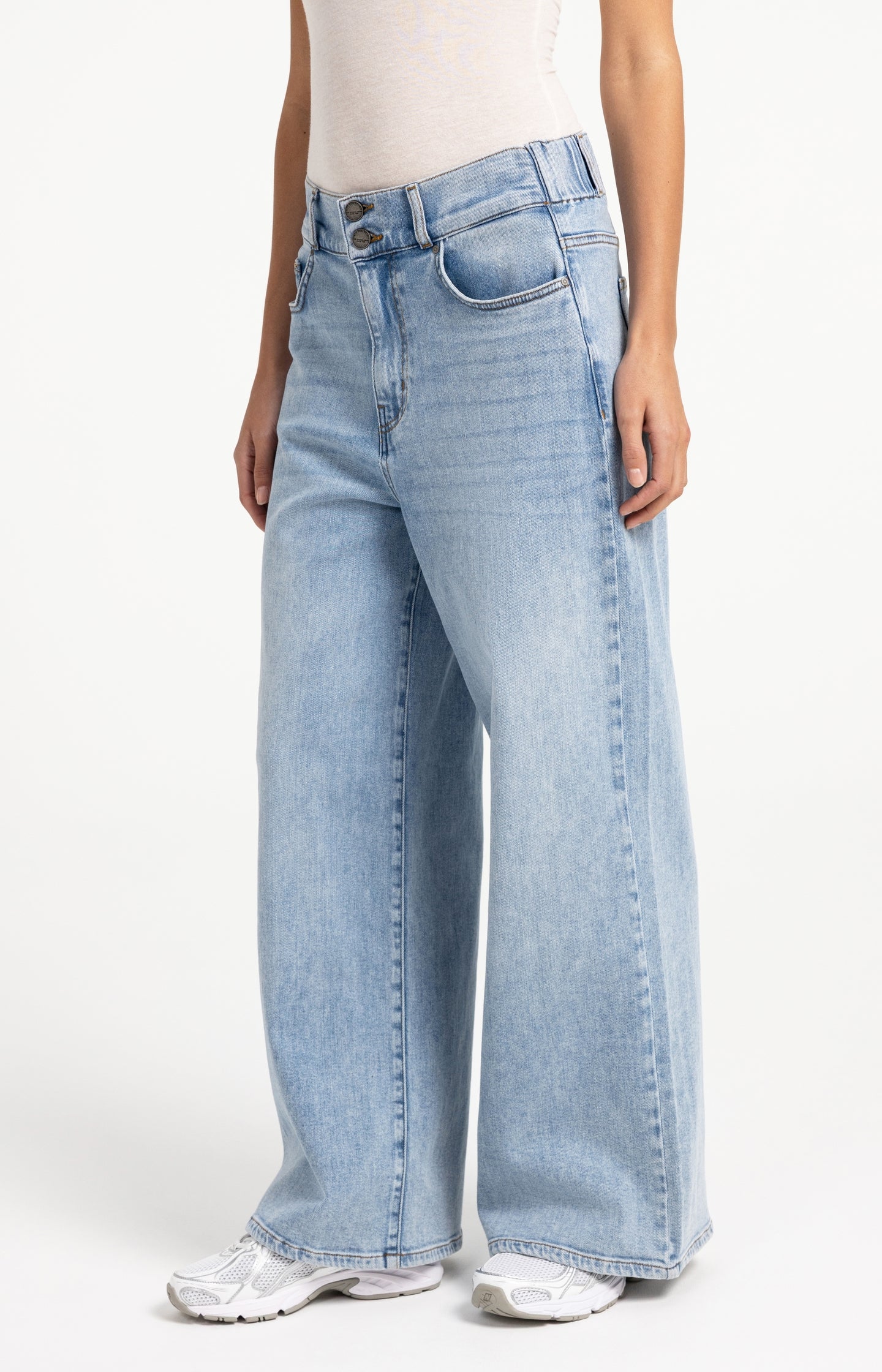 Denim jeans with wide legs and distinctive waistband (L32)