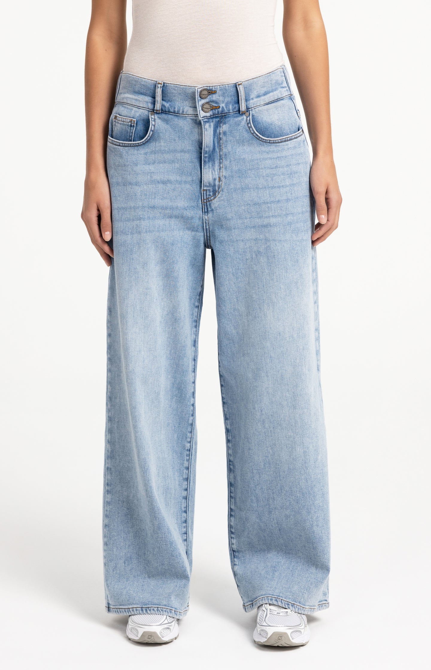 Denim jeans with wide legs and distinctive waistband (L32)