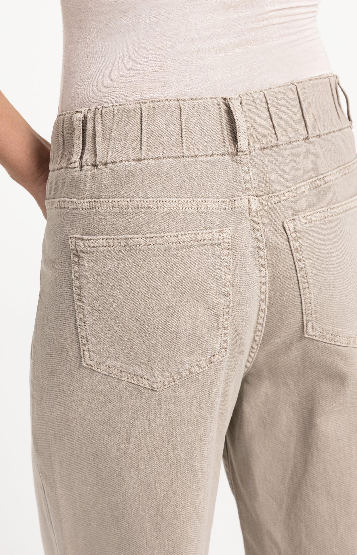 Denim jeans with wide legs and distinctive waistband (L32)