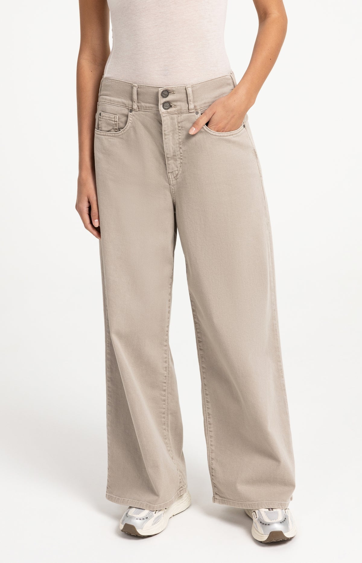 Denim jeans with wide legs and distinctive waistband (L32)