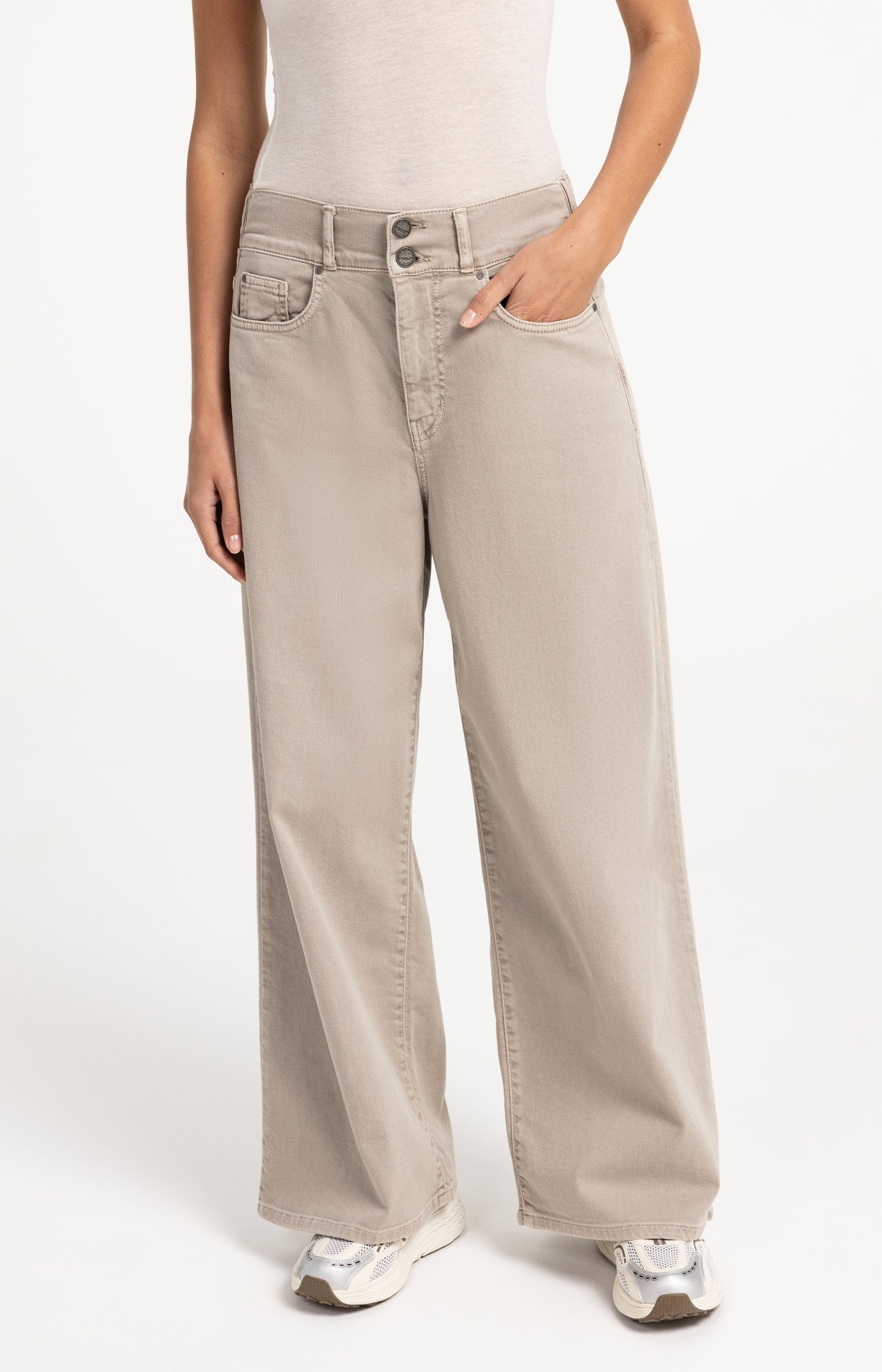 Denim jeans with wide legs and distinctive waistband (L32)