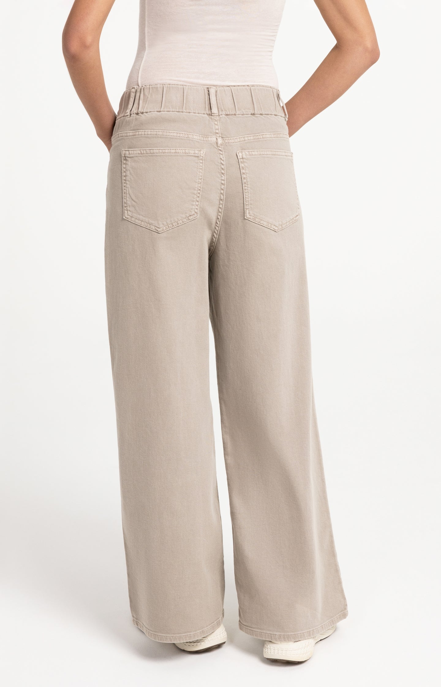 Denim jeans with wide legs and distinctive waistband (L32)
