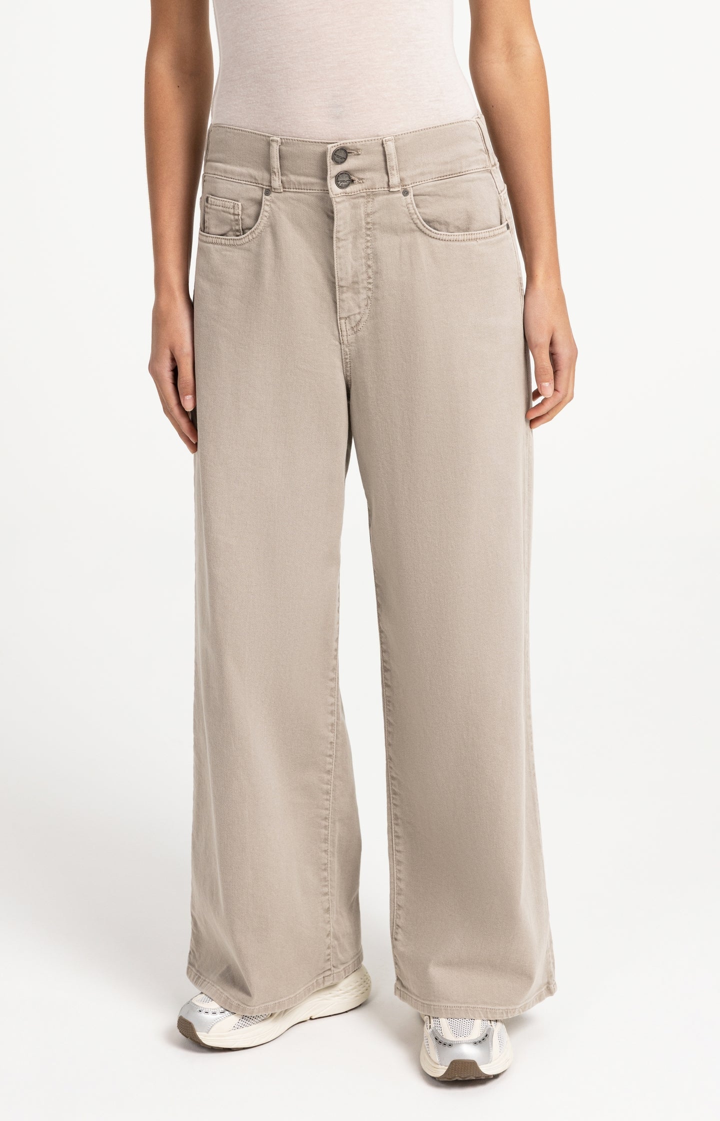 Denim jeans with wide legs and distinctive waistband (L32)