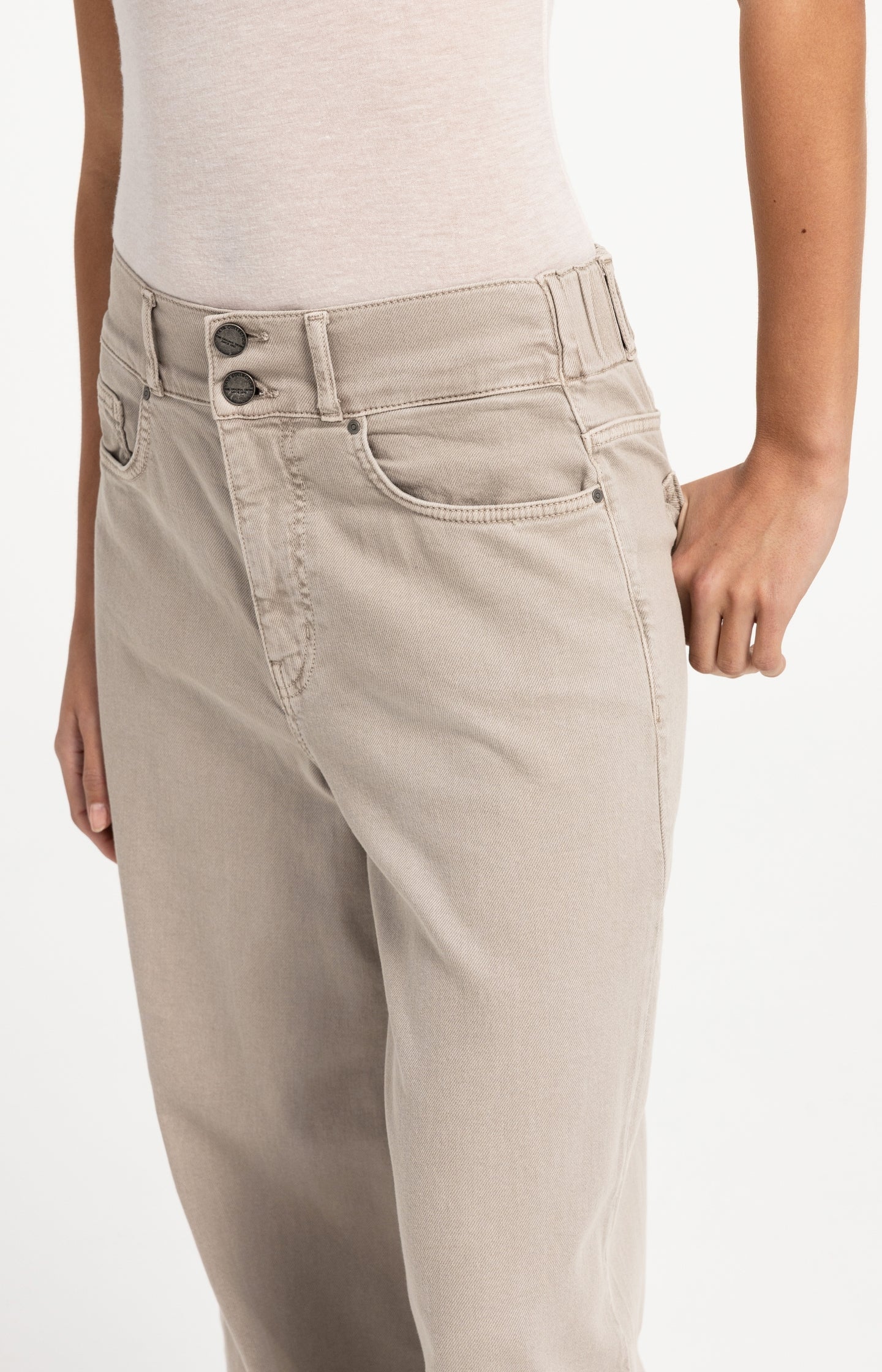 Denim jeans with wide legs and distinctive waistband (L32)