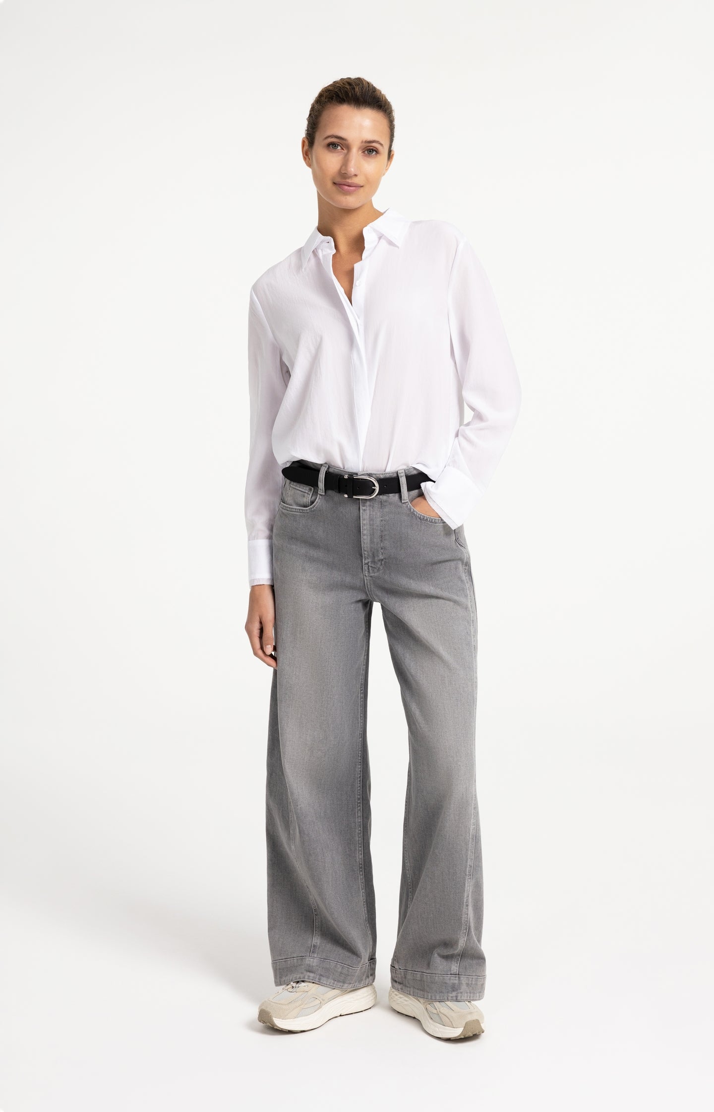 Denim jeans with wide legs and seam details (L32)
