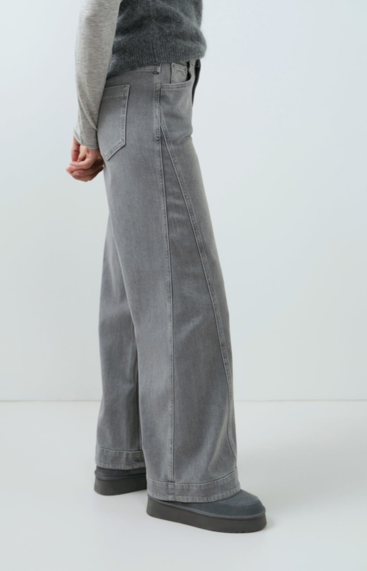 Denim jeans with wide legs and seam details (L32)
