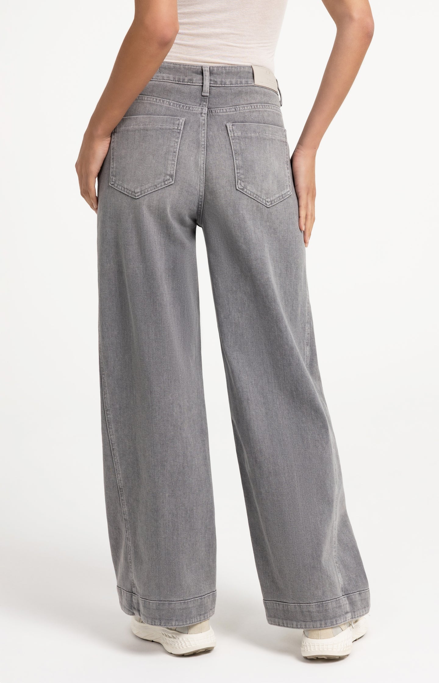Denim jeans with wide legs and seam details (L32)