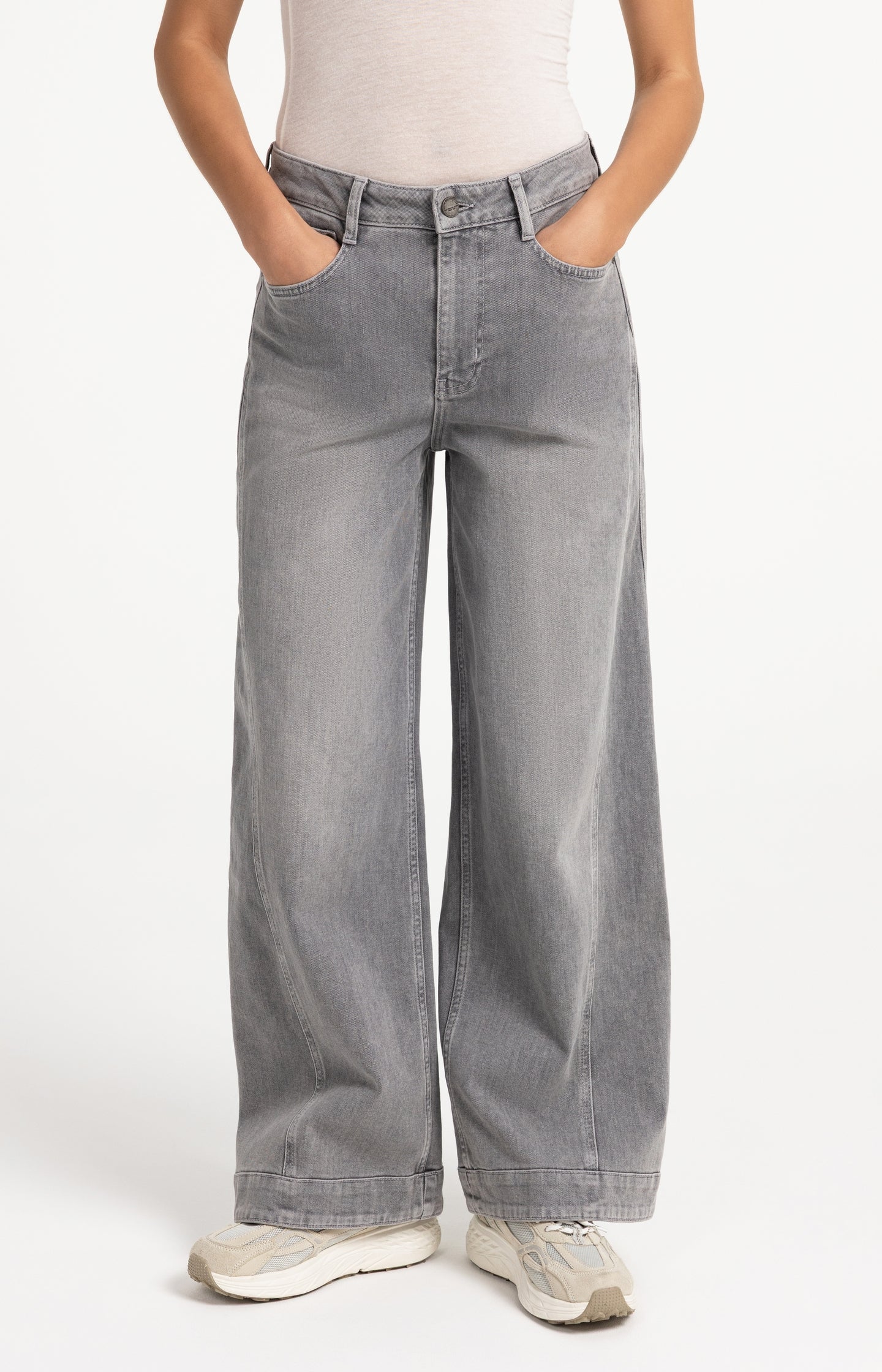 Denim jeans with wide legs and seam details (L32)