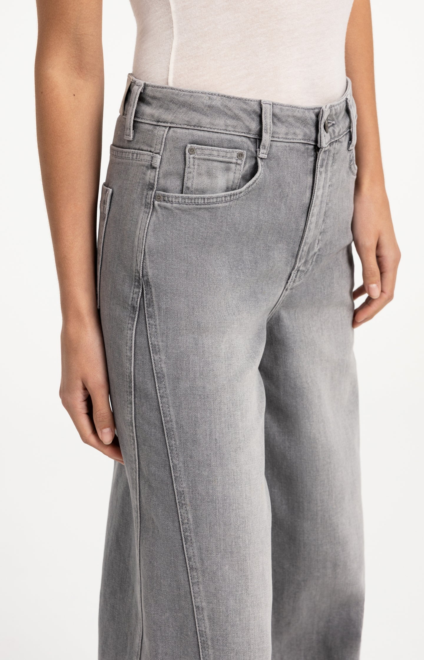Denim jeans with wide legs and seam details (L32)
