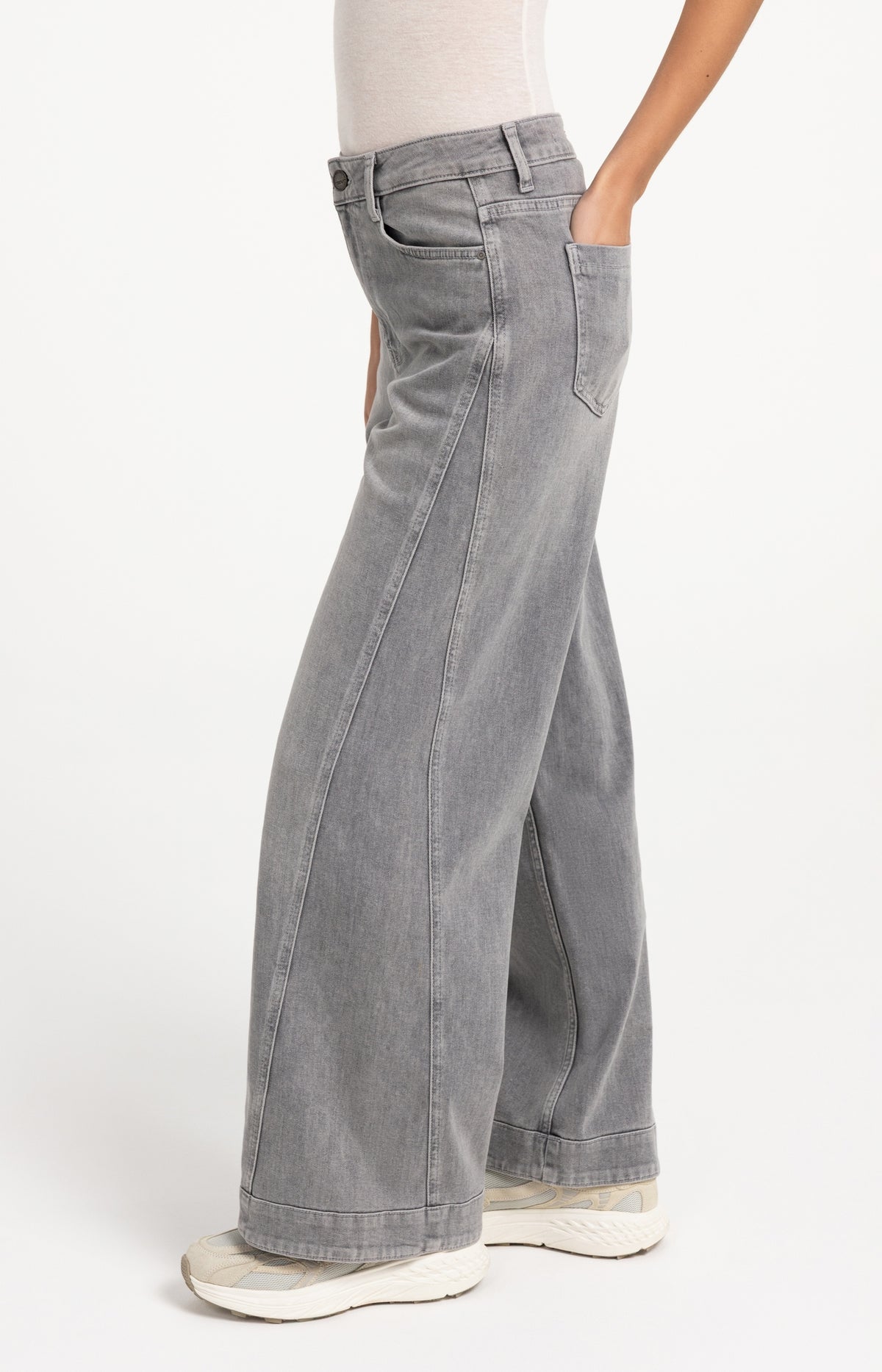 Denim jeans with wide legs and seam details (L32)