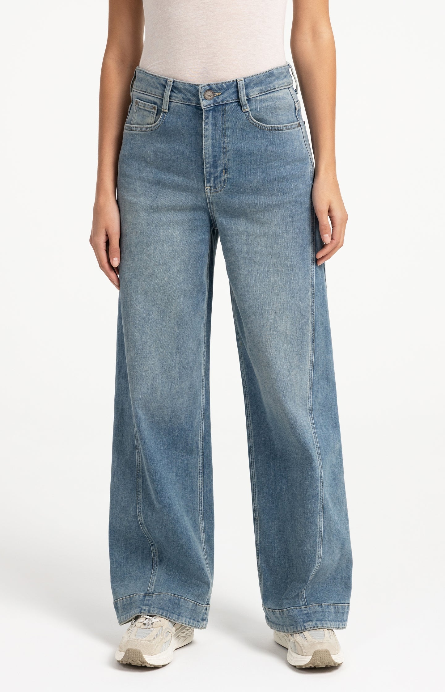 Denim jeans with wide legs and seam details (L32)