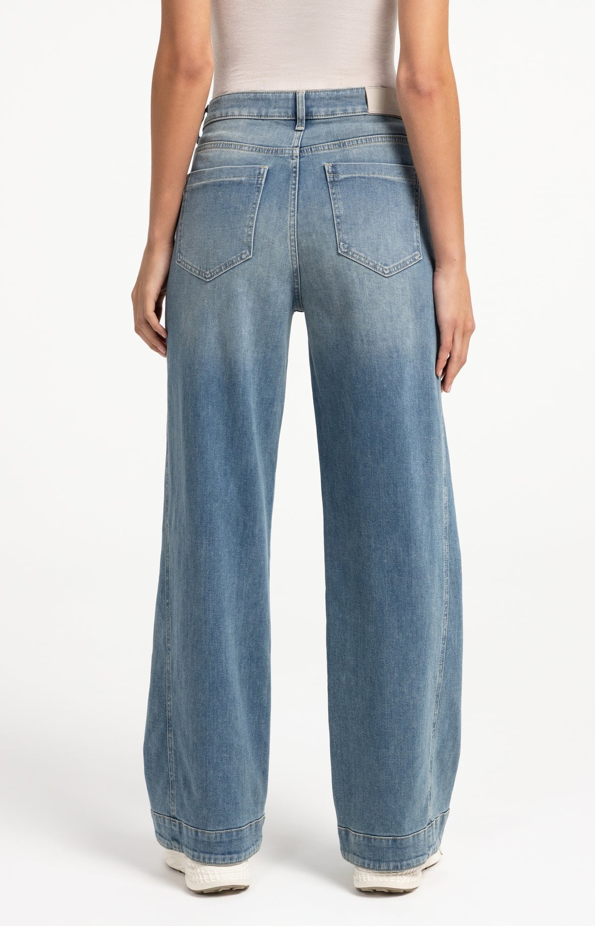 Denim jeans with wide legs and seam details (L32)