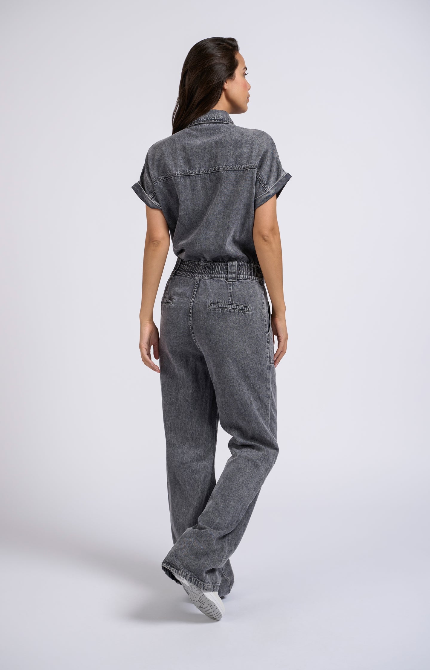 Denim jumpsuit with short sleeves, wide legs and zipper