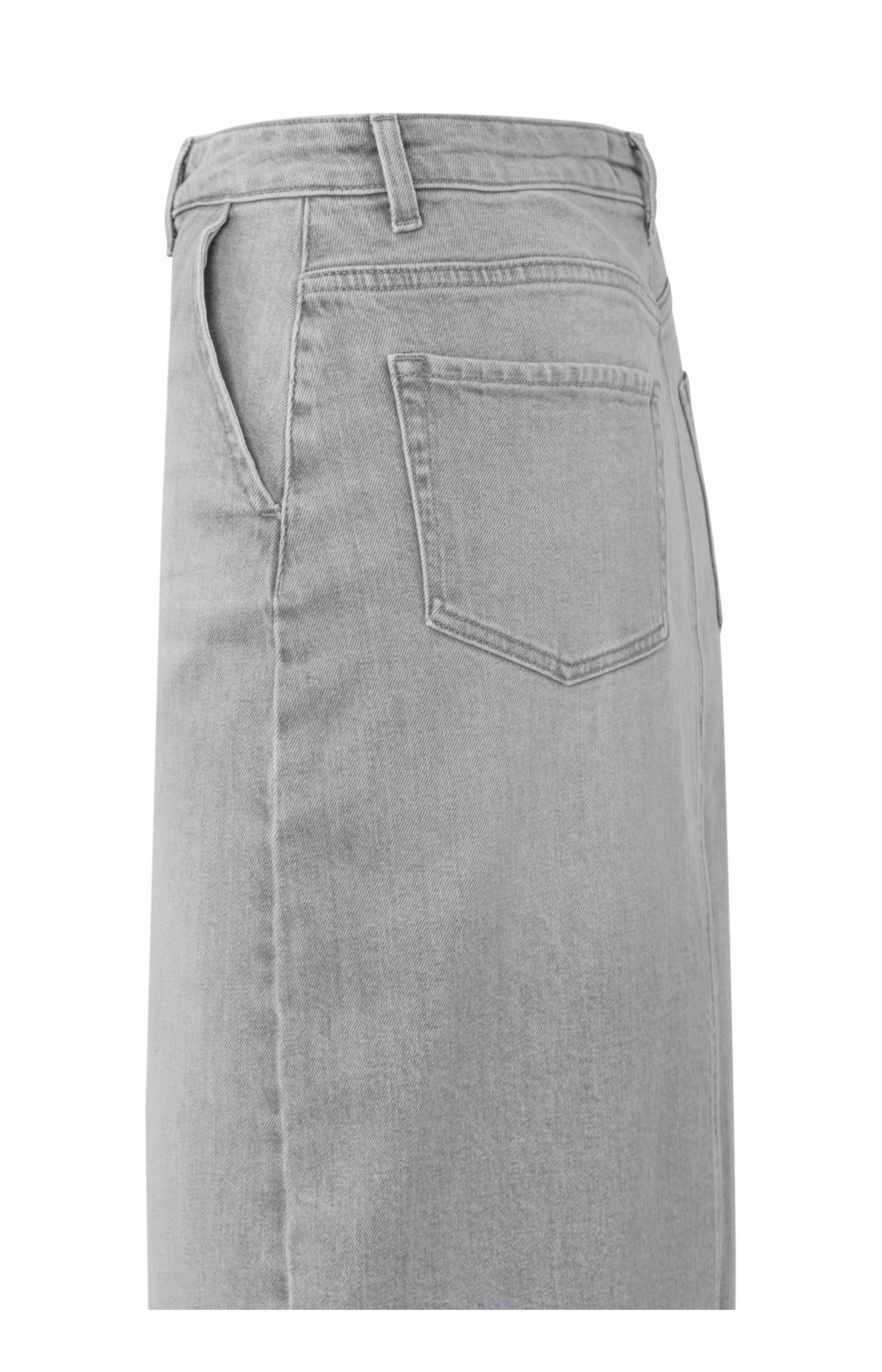 Denim maxi skirt with side pockets, slit and zip fly