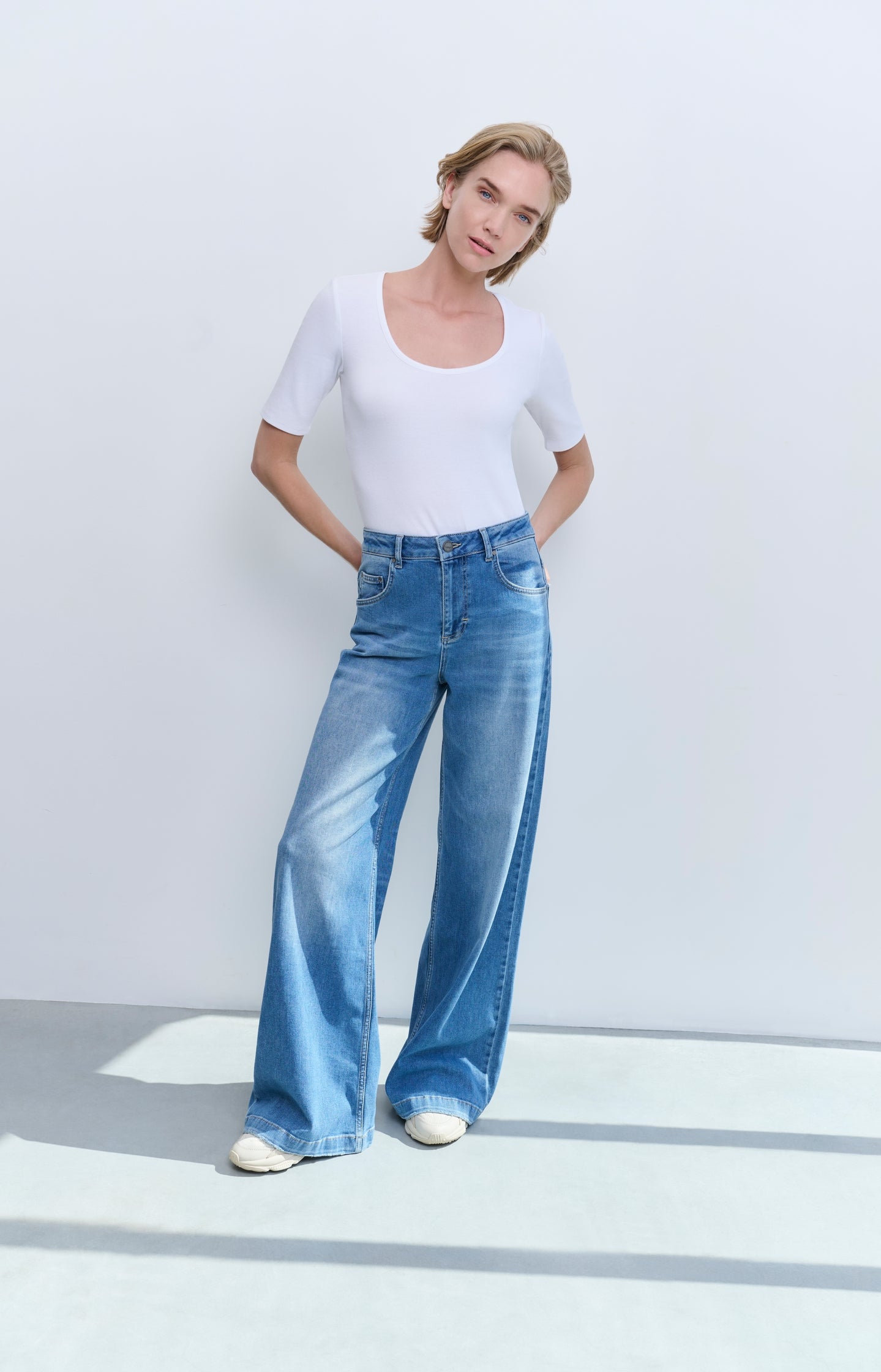 Denim trousers with extra wide legs and high waist - L34 - Type: lookbook