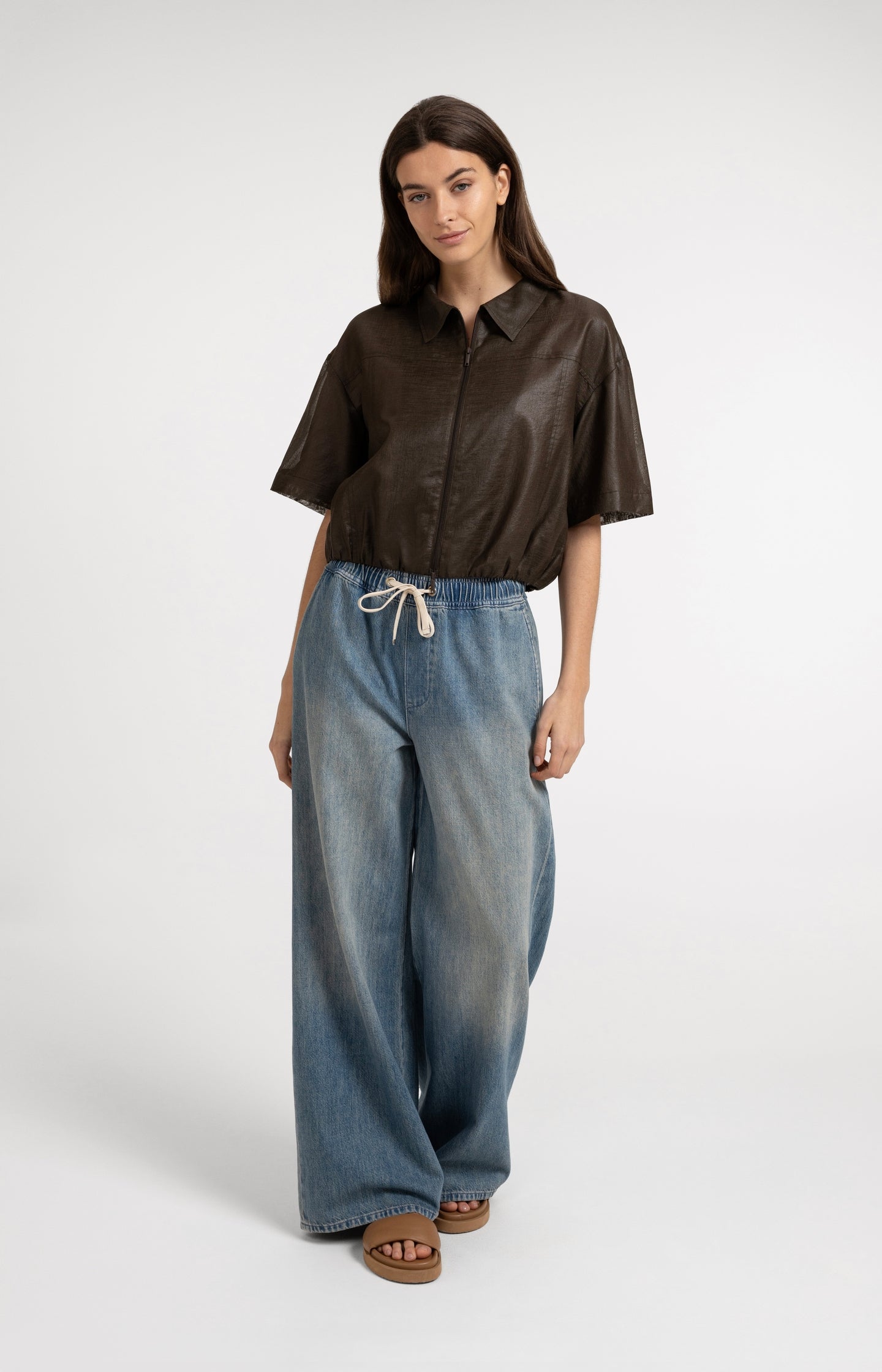 Denim trousers with wide legs and drawstring - Type: video
