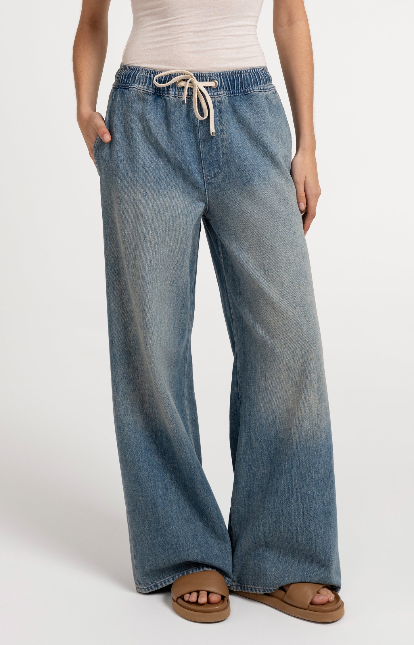Denim trousers with wide legs and drawstring - Type: video