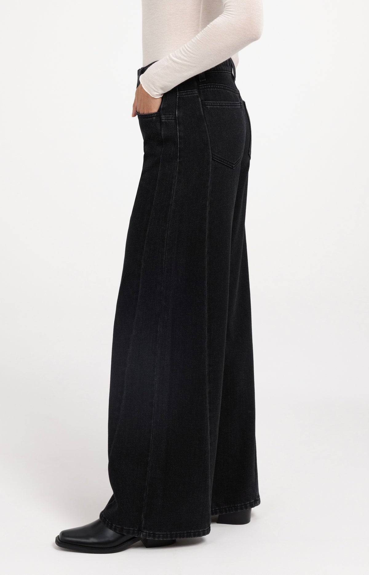 Denim with high waist and wide legs (L32)