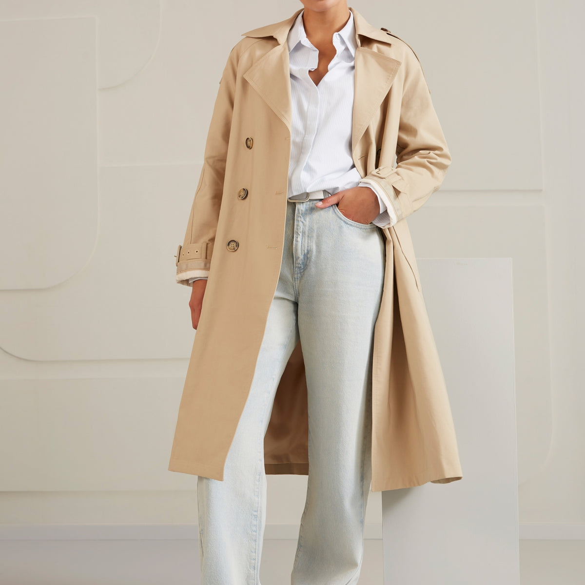 Doppelreihiger Trenchcoat mit langen Ärmeln und Taschen