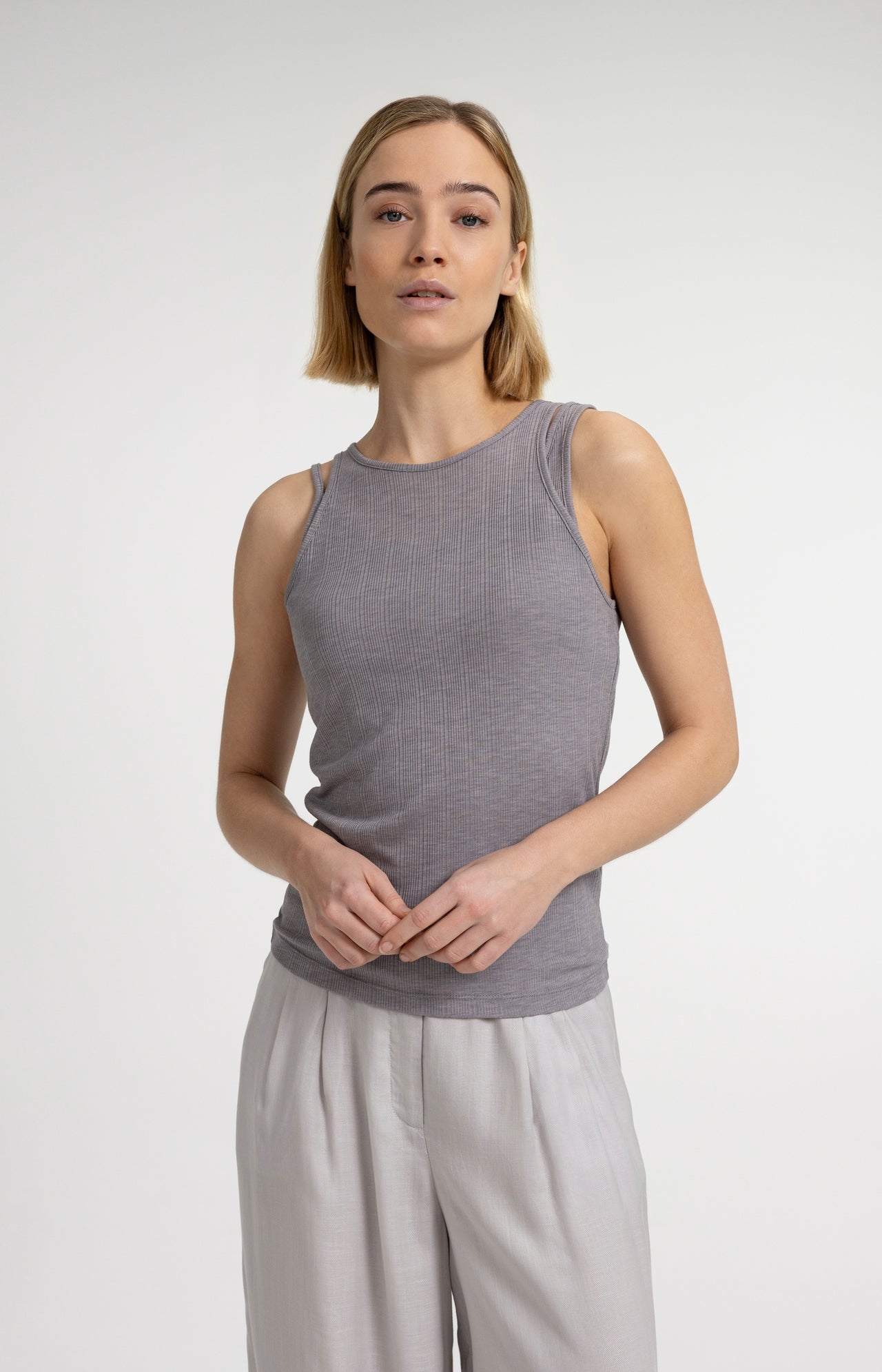 Double-layer singlet with asymmetric straps