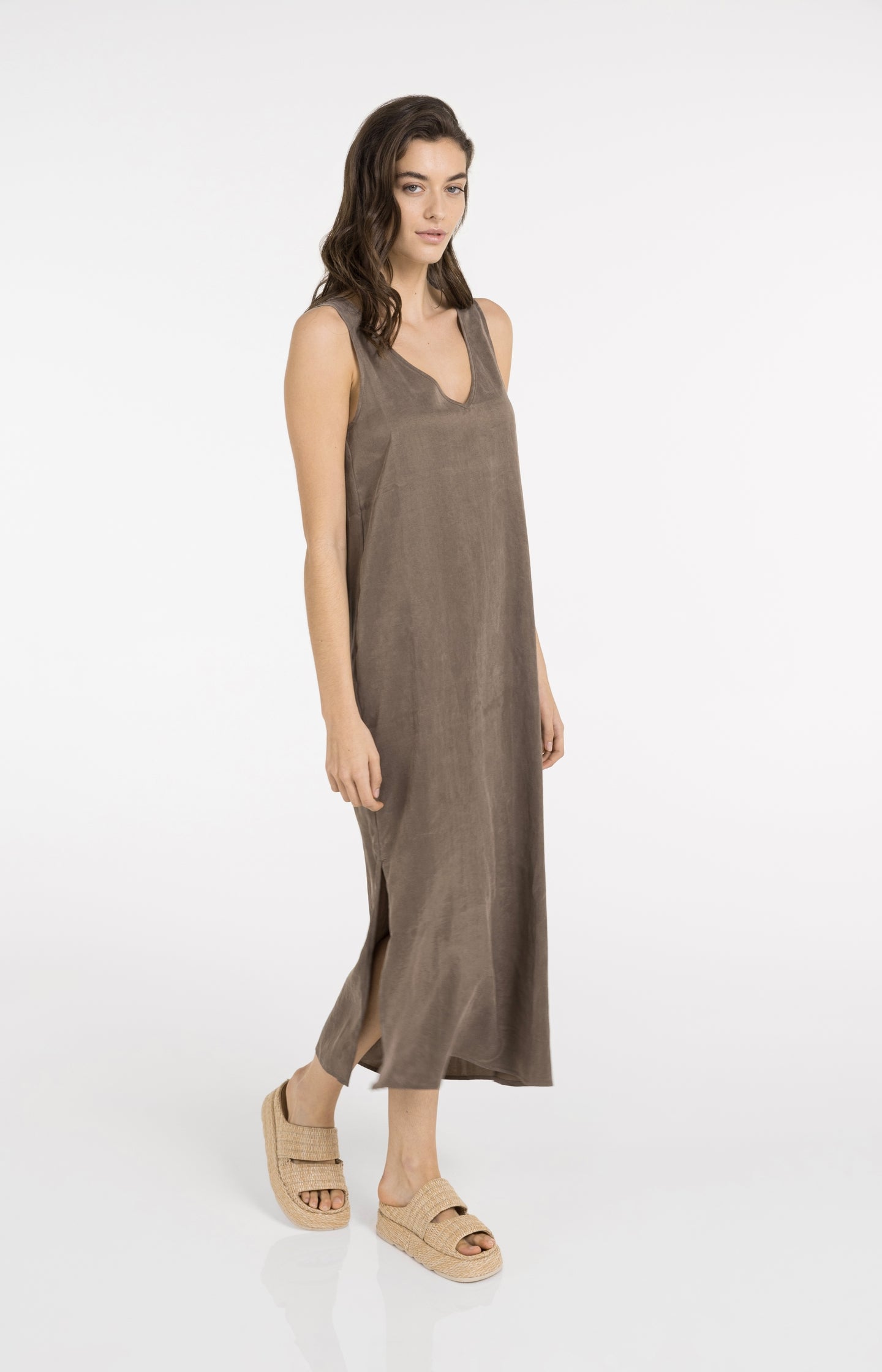 Dress with crinkle texture and V-neck