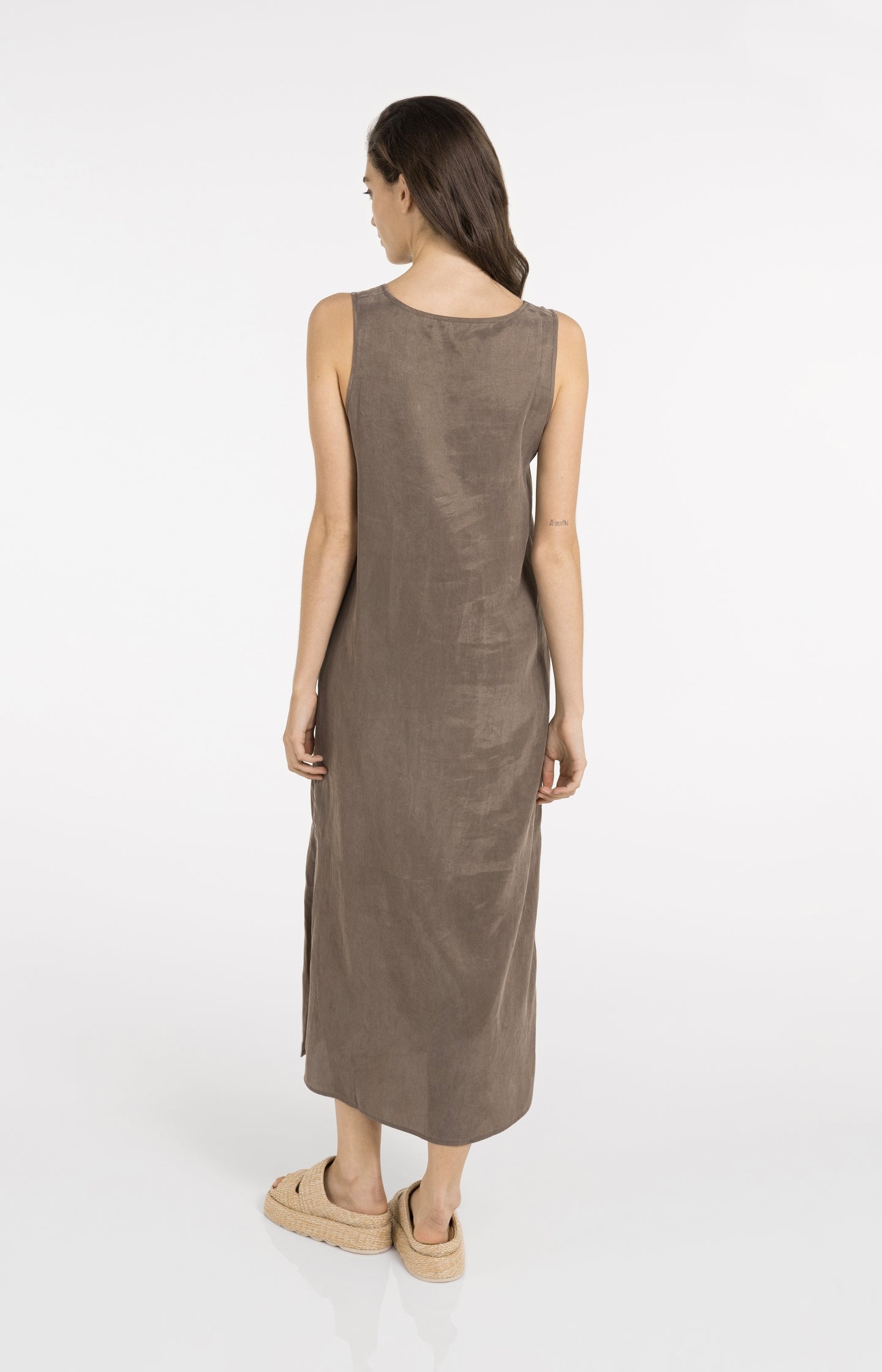 Dress with crinkle texture and V-neck