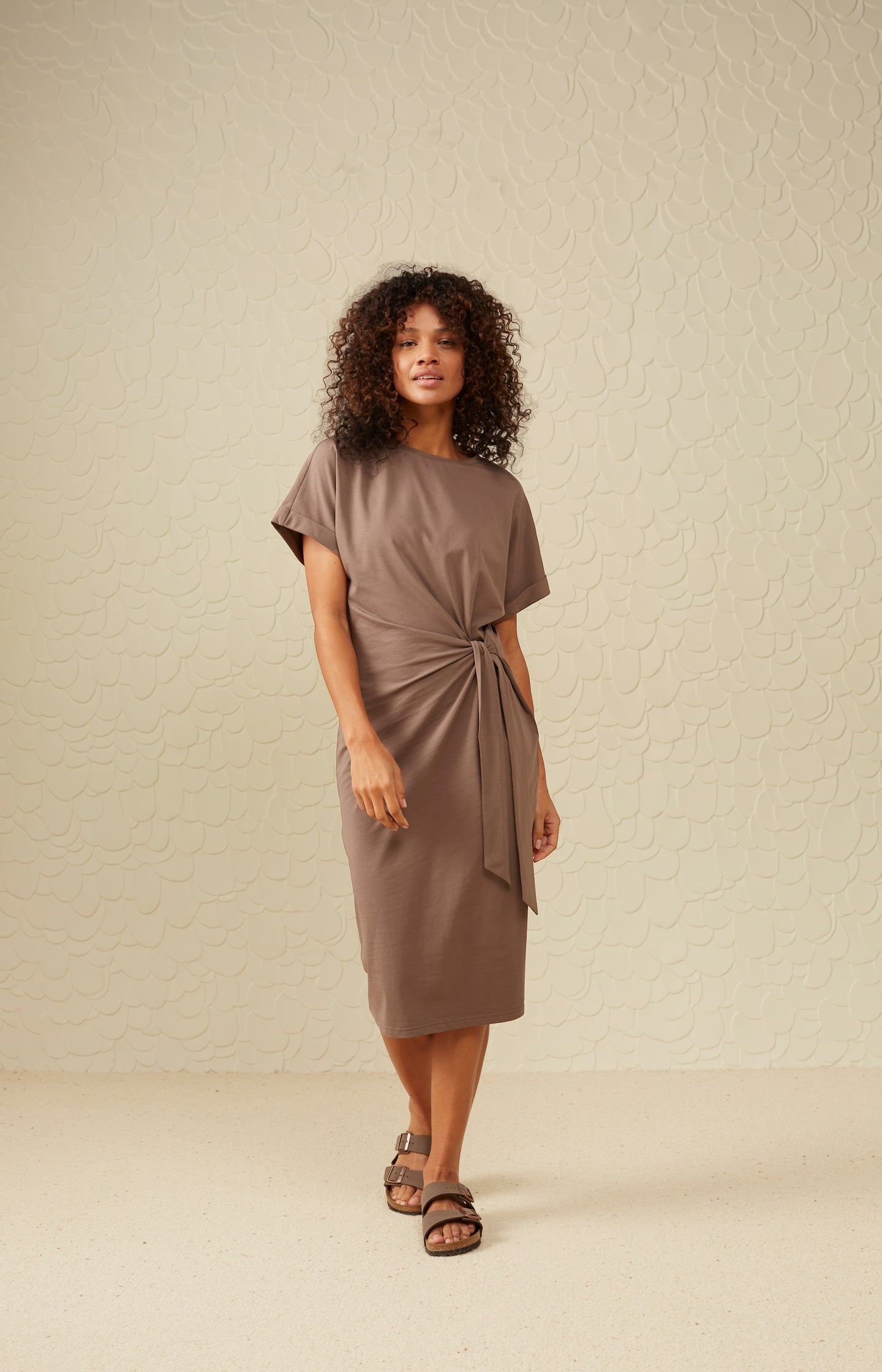 Dress with round neck, short sleeves and knotted detail