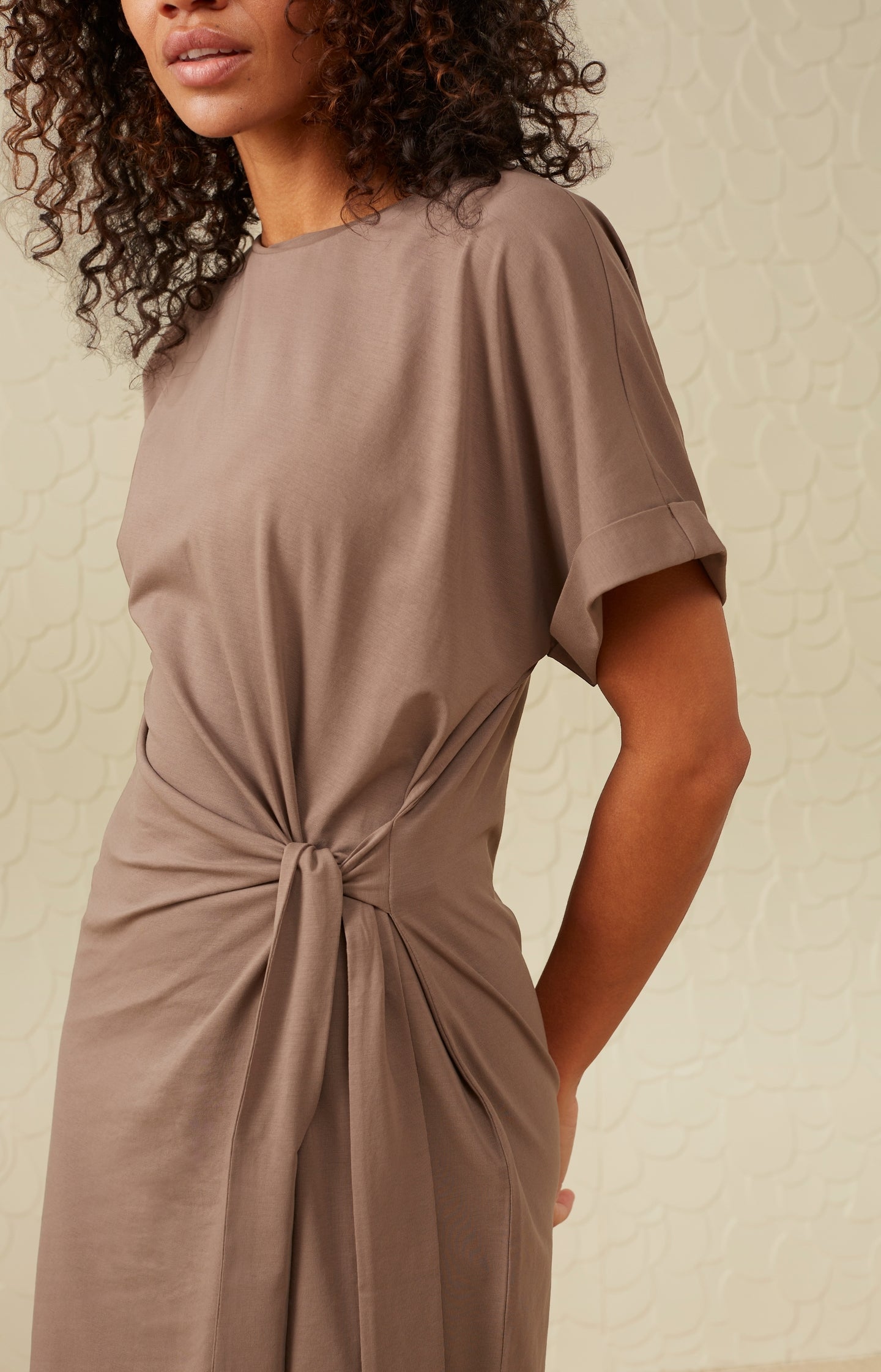 Dress with round neck, short sleeves and knotted detail