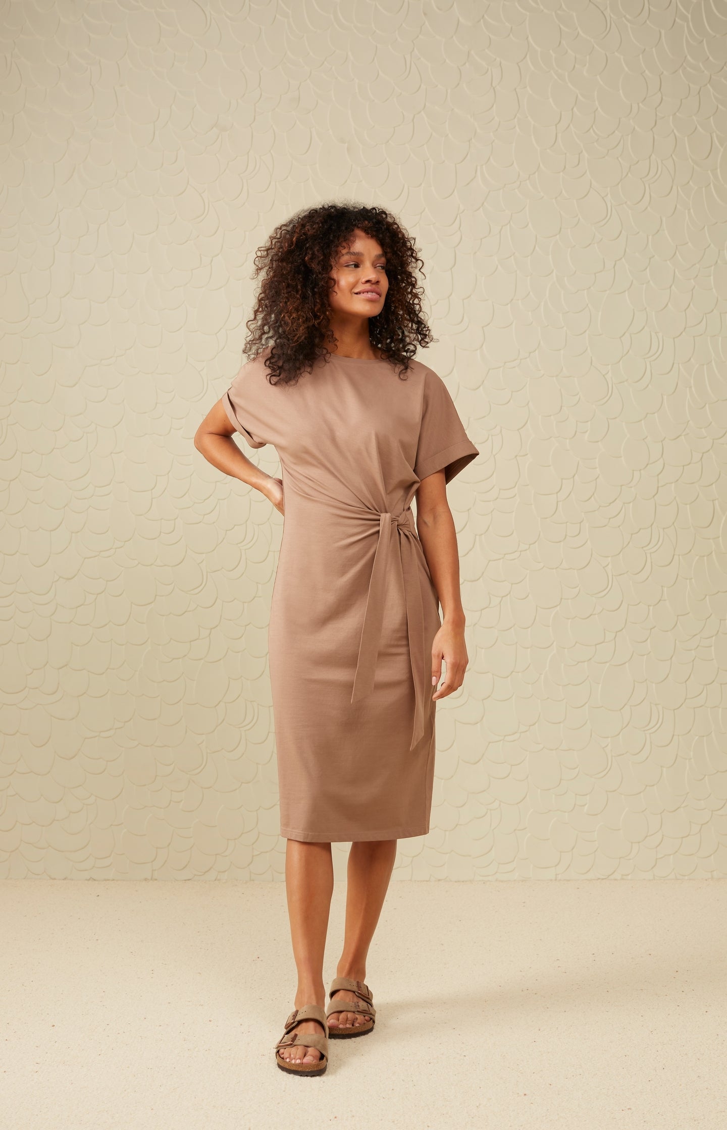 Dress with round neck, short sleeves and knotted detail