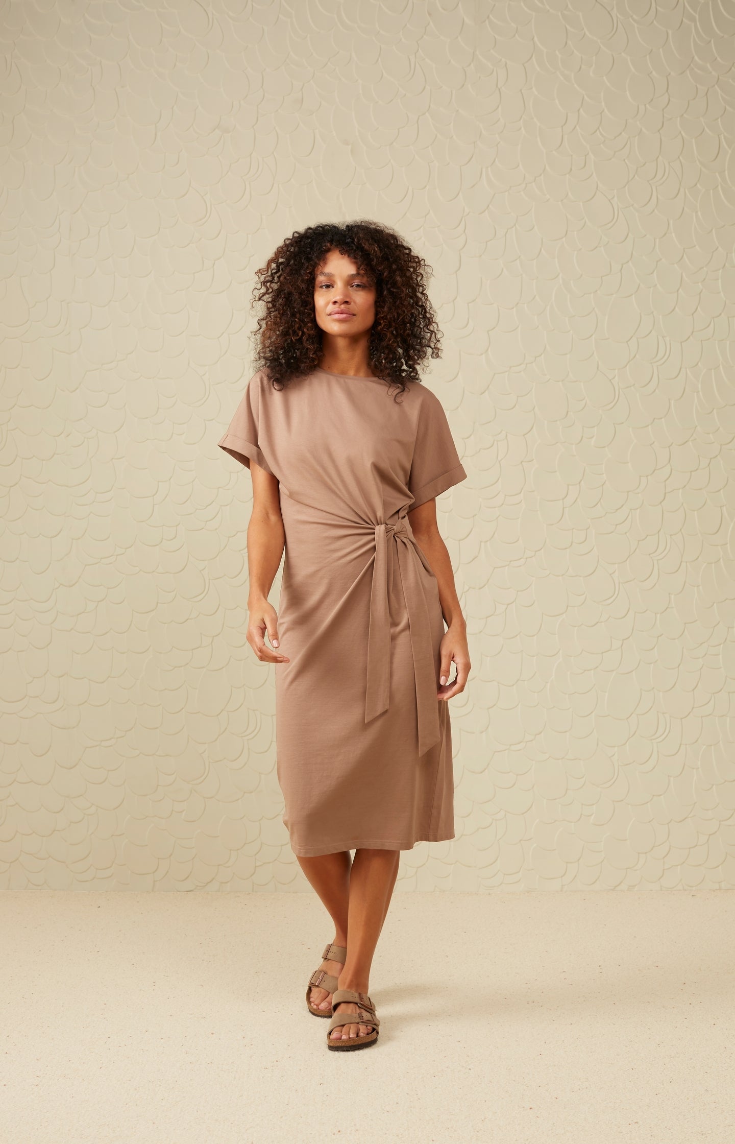 Dress with round neck, short sleeves and knotted detail