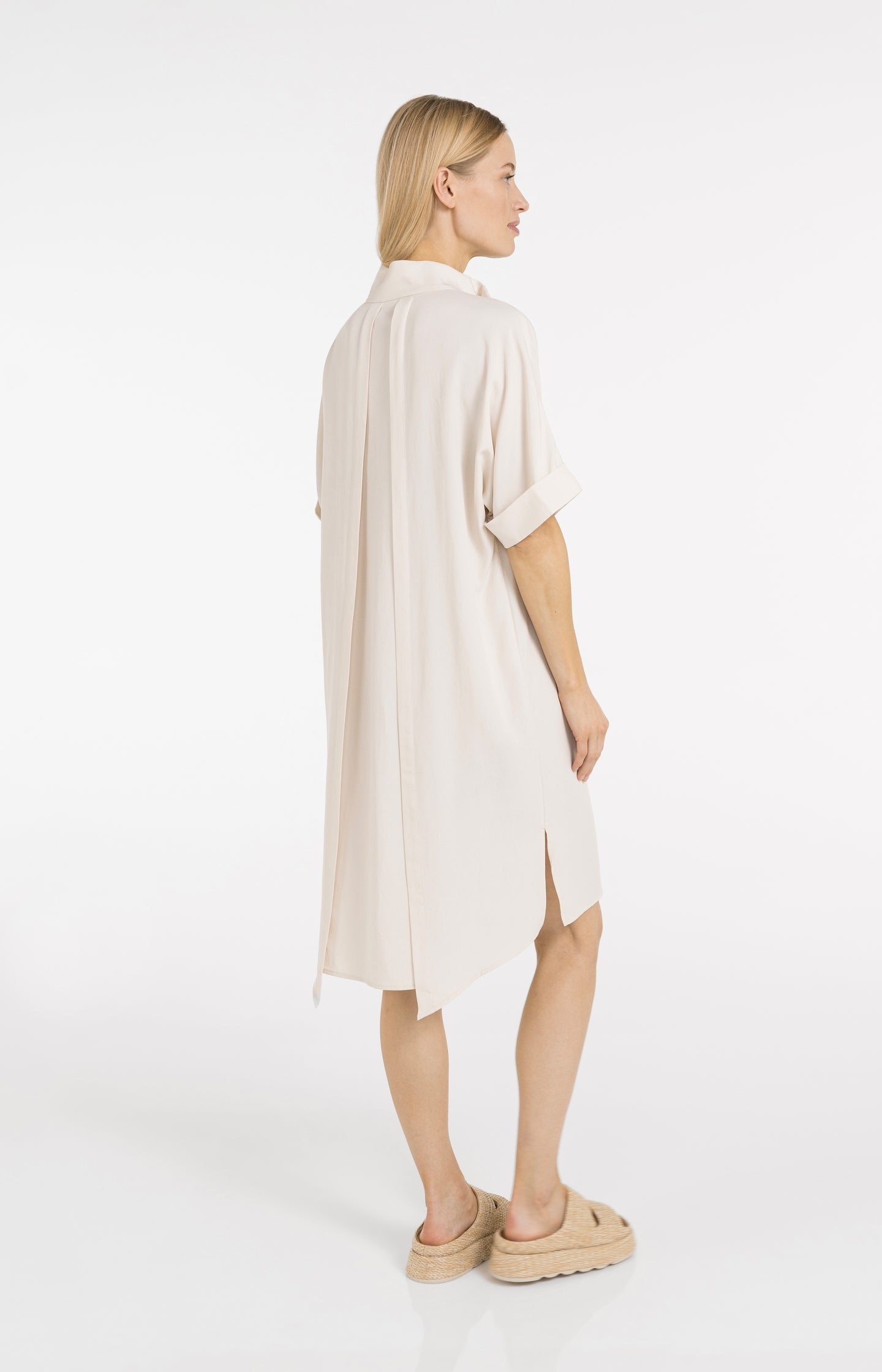 Dress with short sleeves and polo collar - Type: lookbook