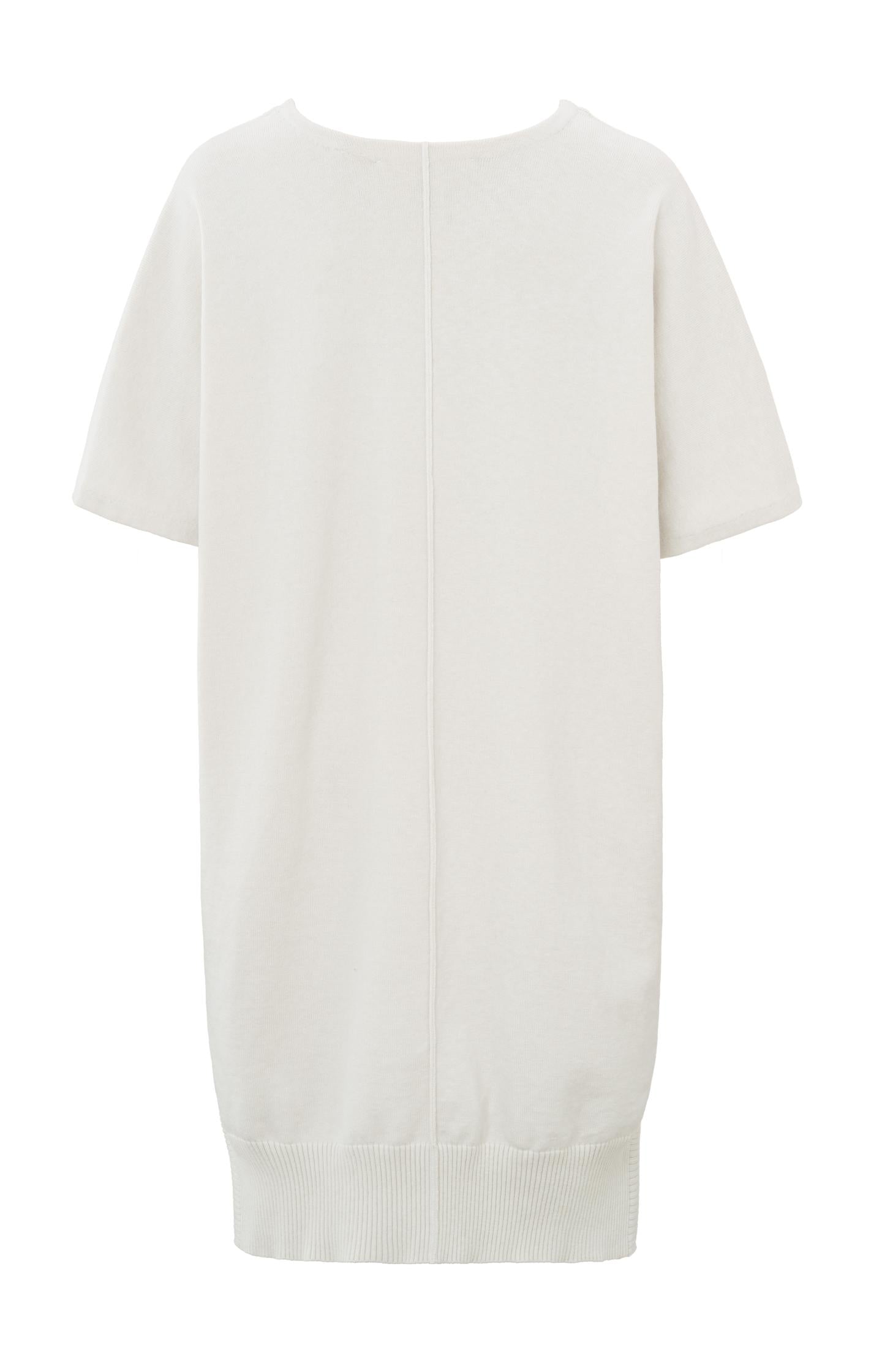 Dress with short sleeves, round neck and knitted structure