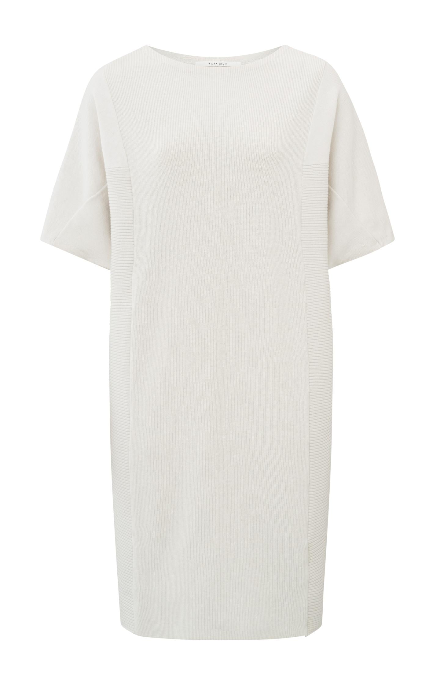 Dress with short sleeves, round neck and knitted structure - Type: product