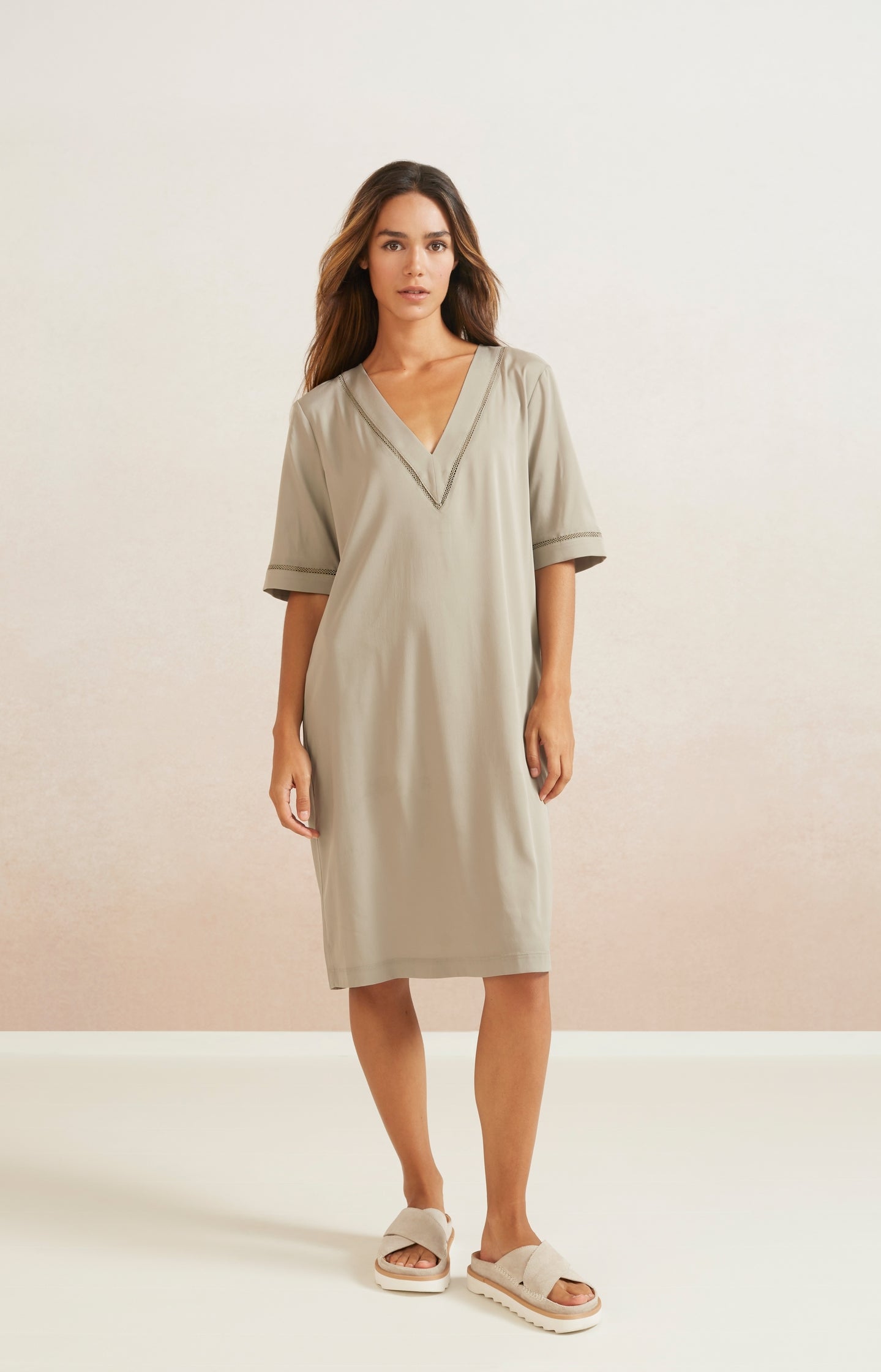 Dress with V-neck and shorts sleeves in wide fit - Type: lookbook