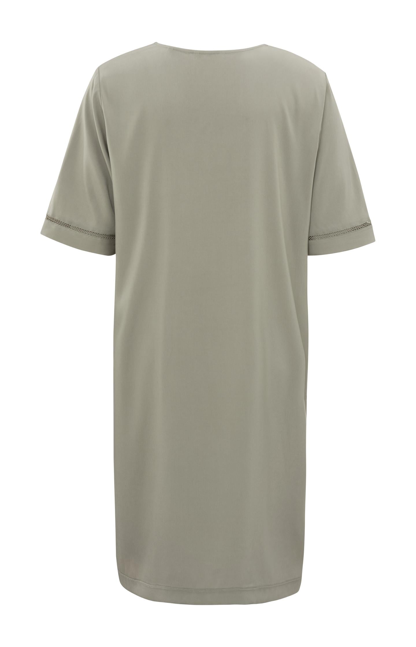 Dress with V-neck and shorts sleeves in wide fit