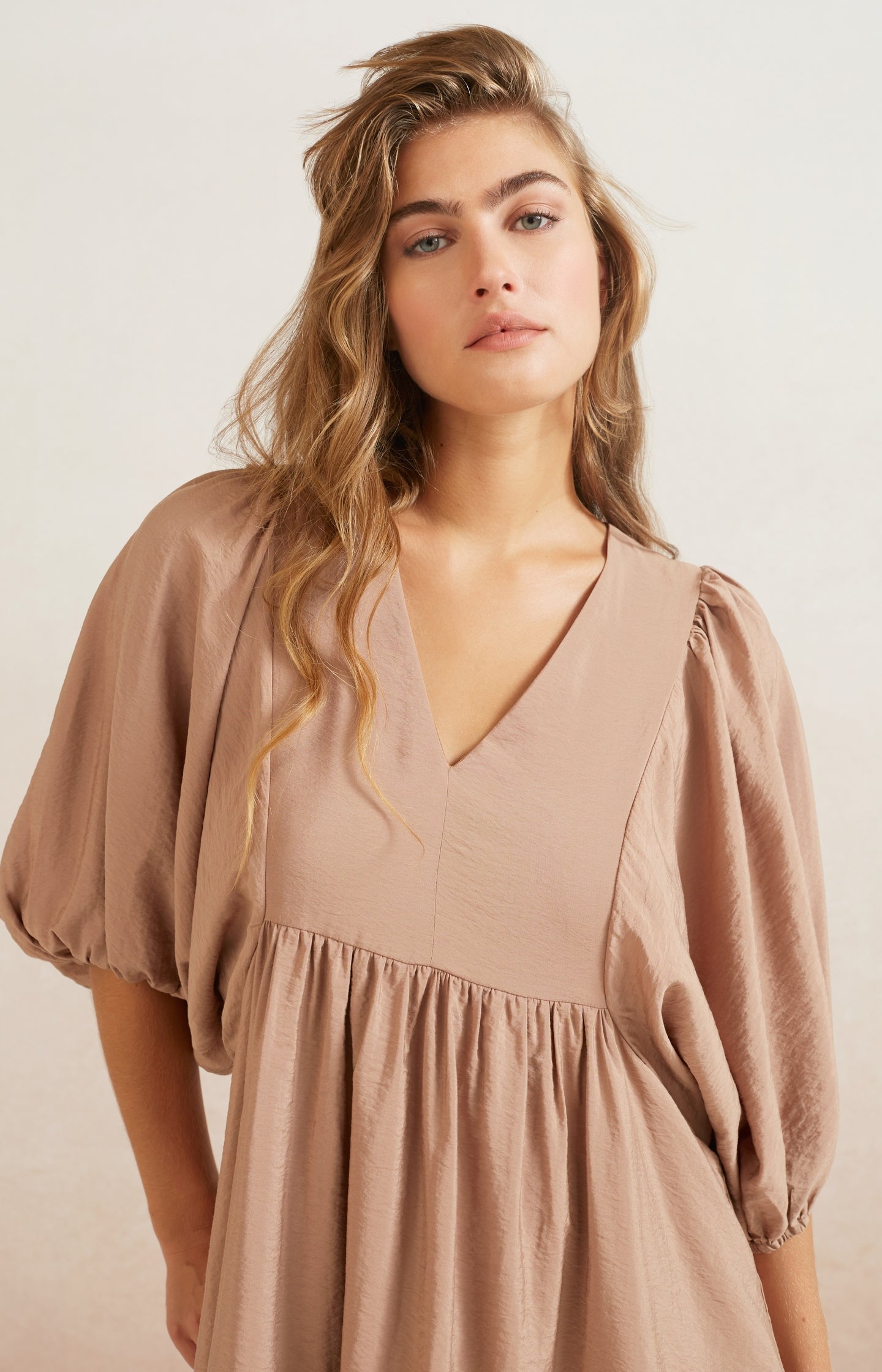 Dress with V-neck, large balloon sleeves and pleated details