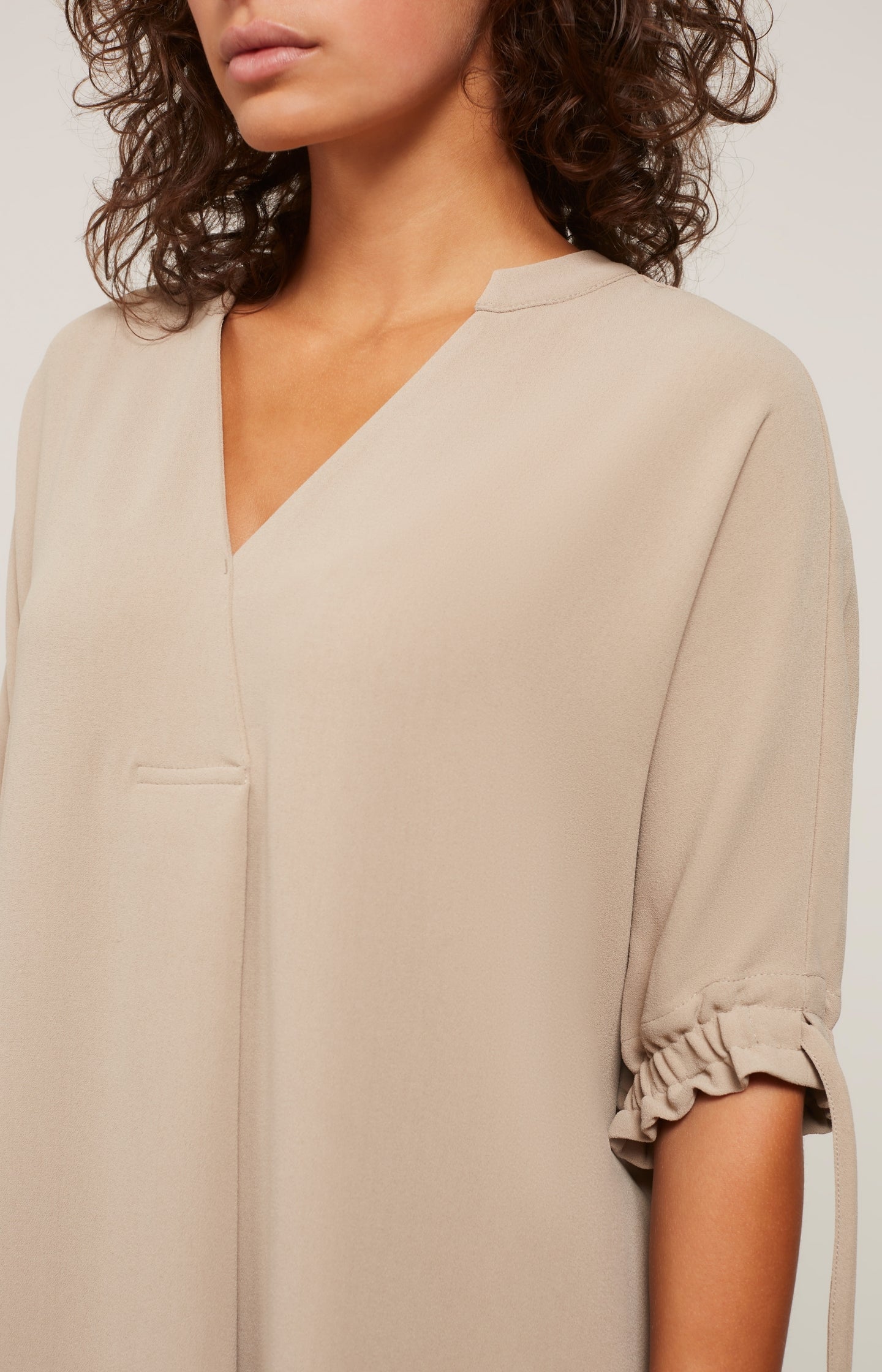 Dress with V-neck, mid-length sleeves and pleated detail