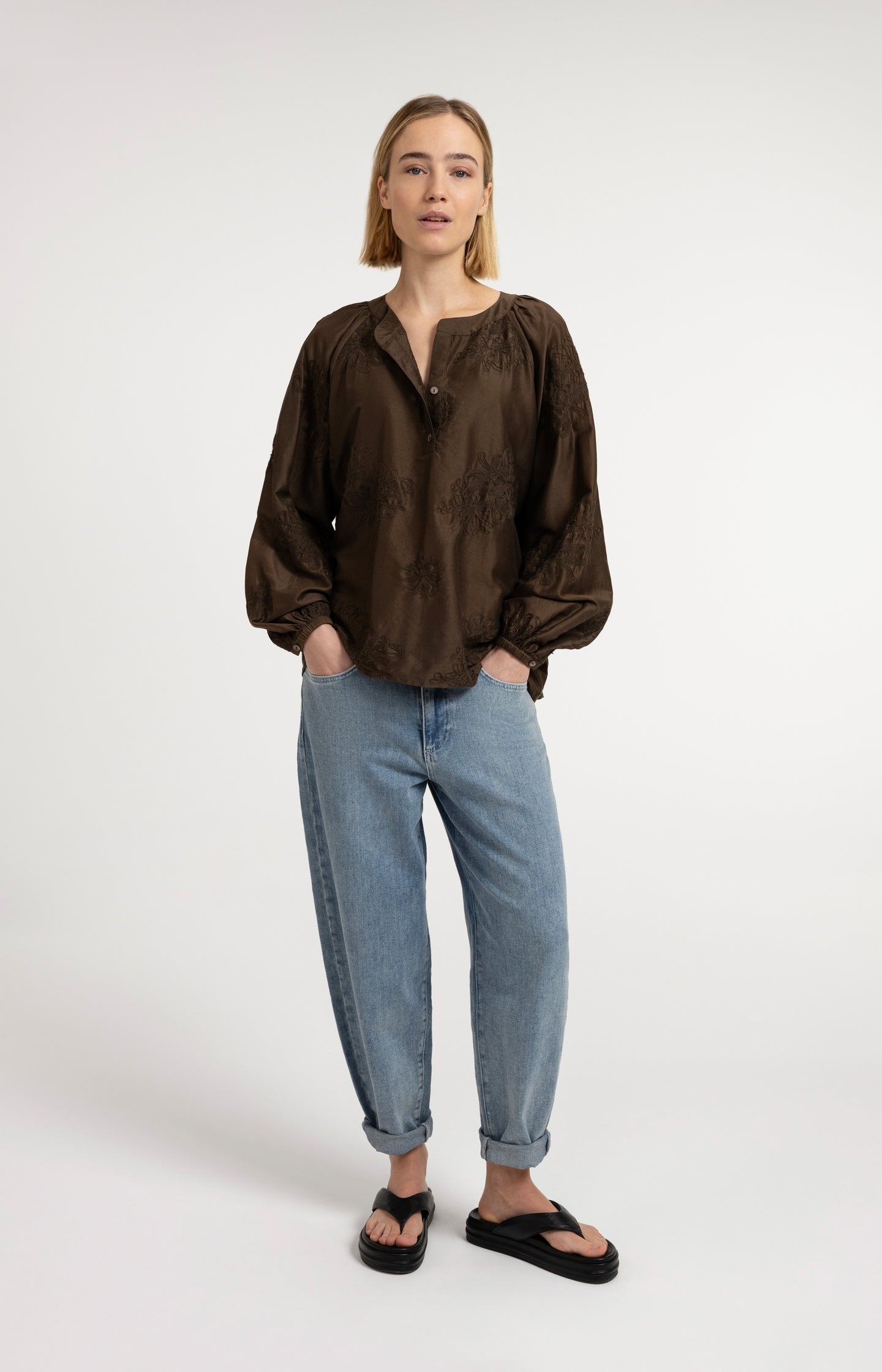 Embroidered blouse with long sleeves and loose fit - Type: video
